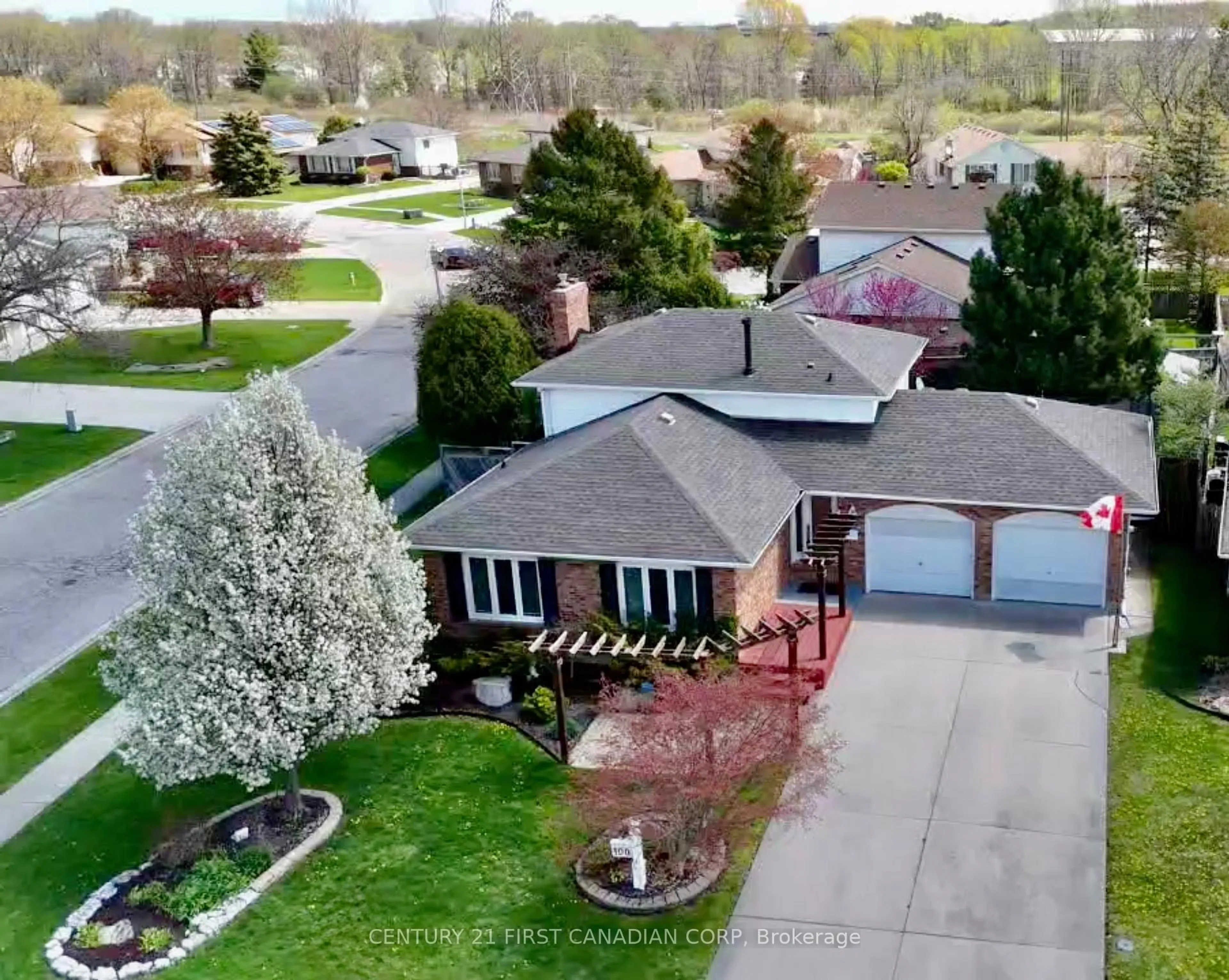 A pic from outside/outdoor area/front of a property/back of a property/a pic from drone, street for 100 Hastings Cres, Sarnia Ontario N7S 5K5