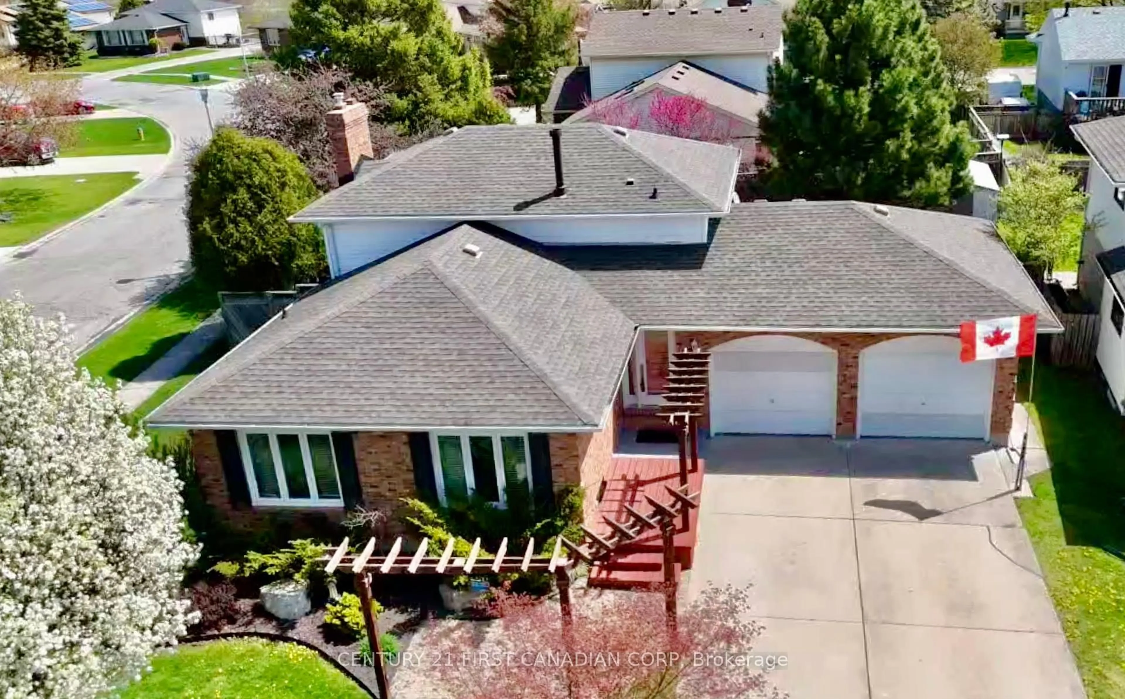 A pic from outside/outdoor area/front of a property/back of a property/a pic from drone, street for 100 Hastings Cres, Sarnia Ontario N7S 5K5