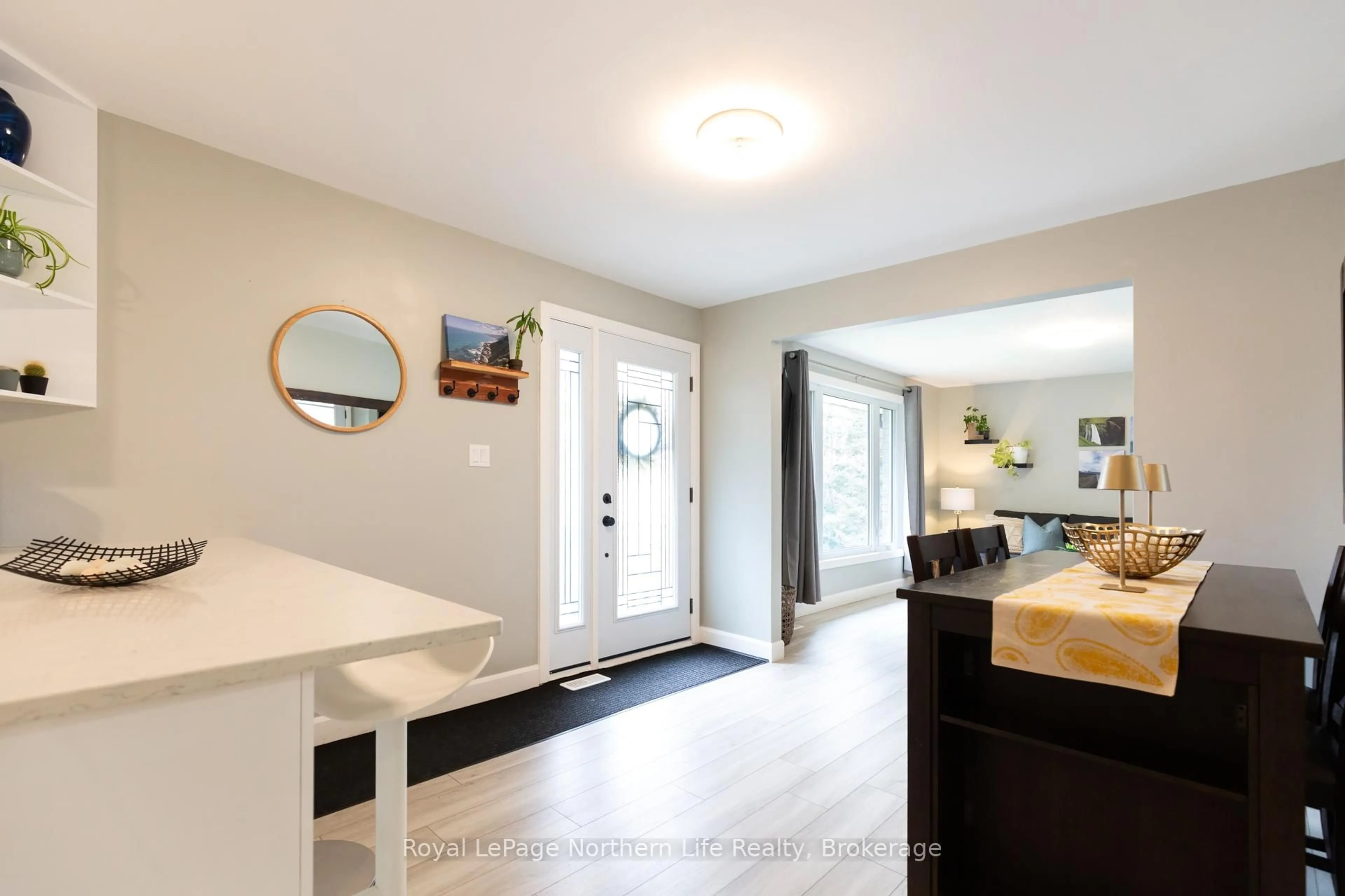 Indoor entryway for 933 Highway 94 Highway, East Ferris Ontario P0H 1K0