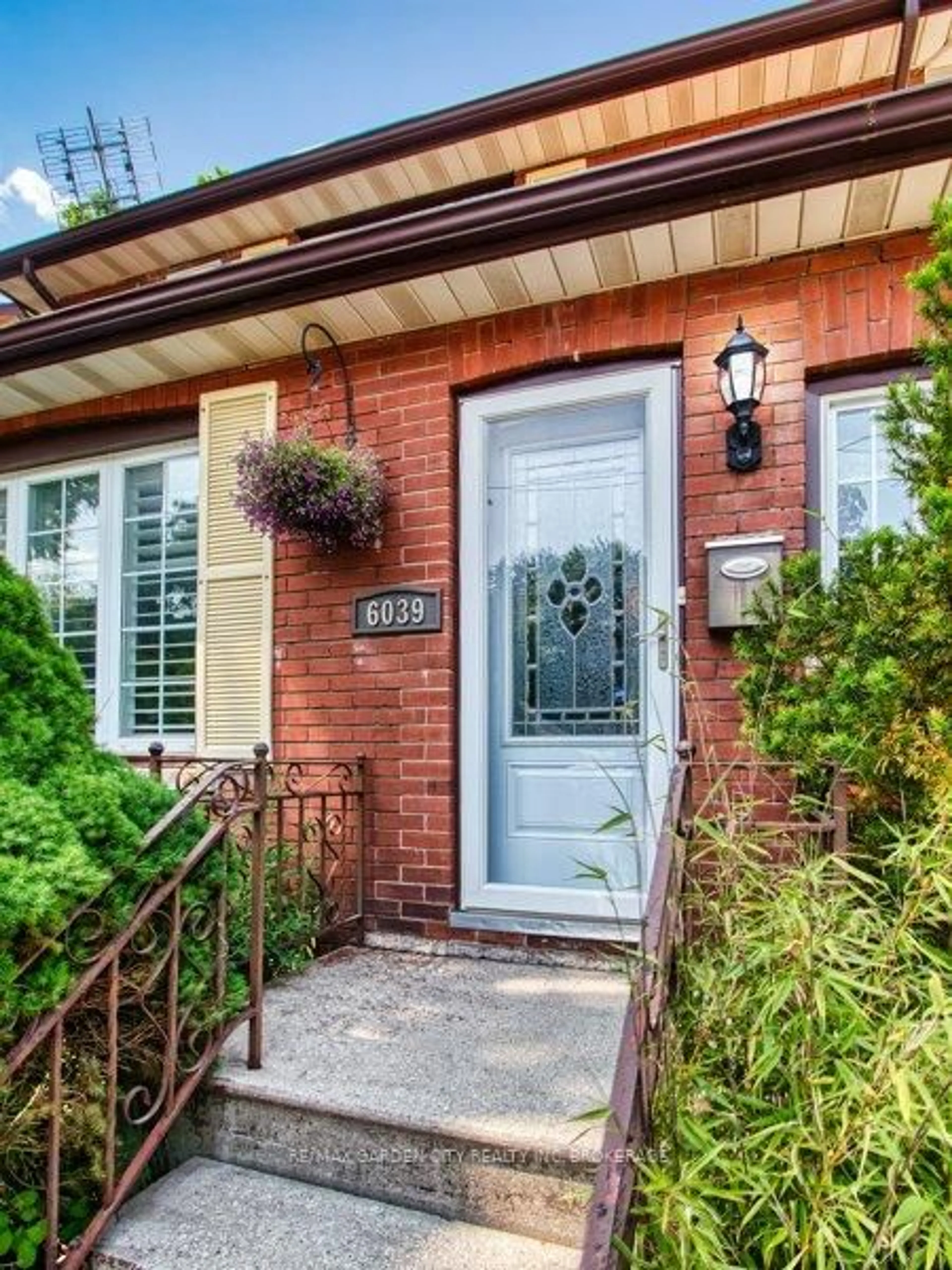 Home with brick exterior material, street for 6039 Symmes St, Niagara Falls Ontario L2G 2G6