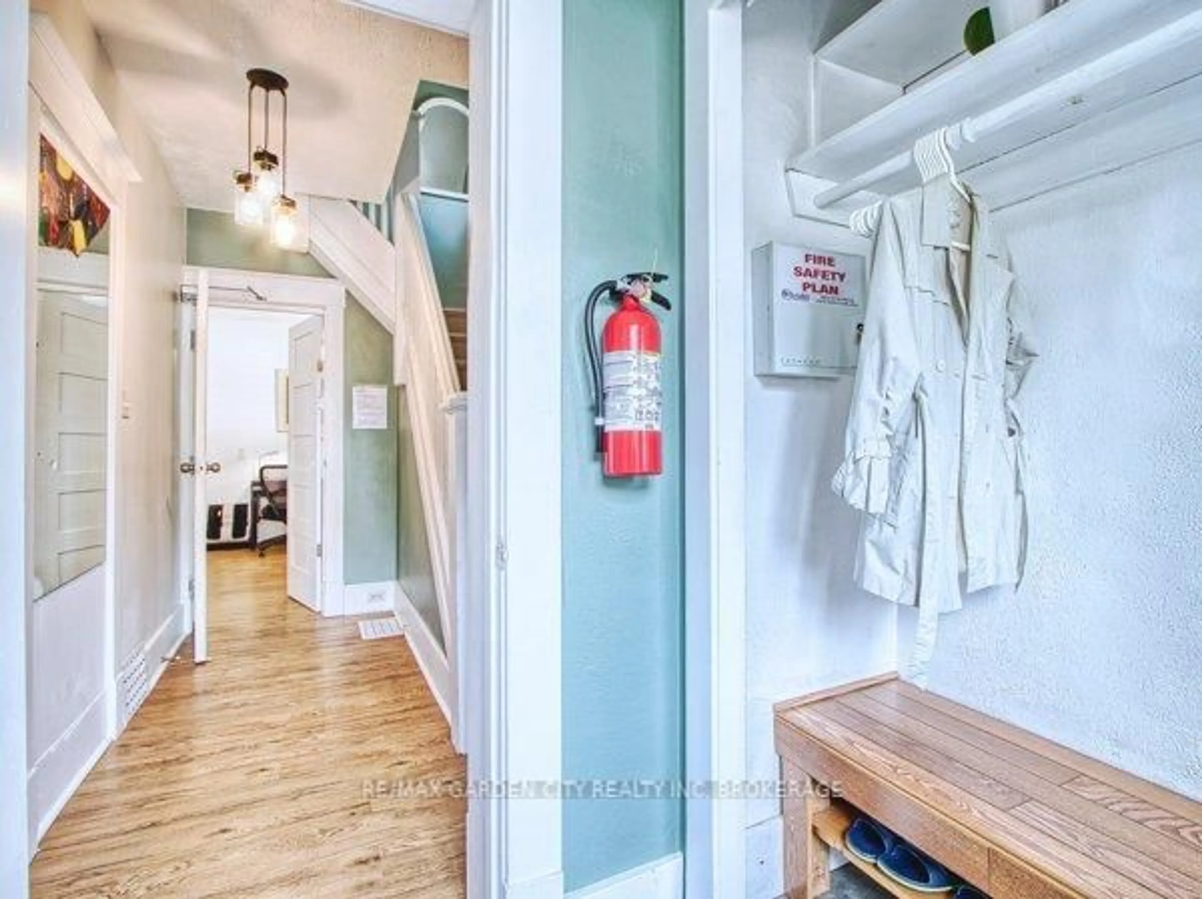 Indoor entryway for 6039 Symmes St, Niagara Falls Ontario L2G 2G6