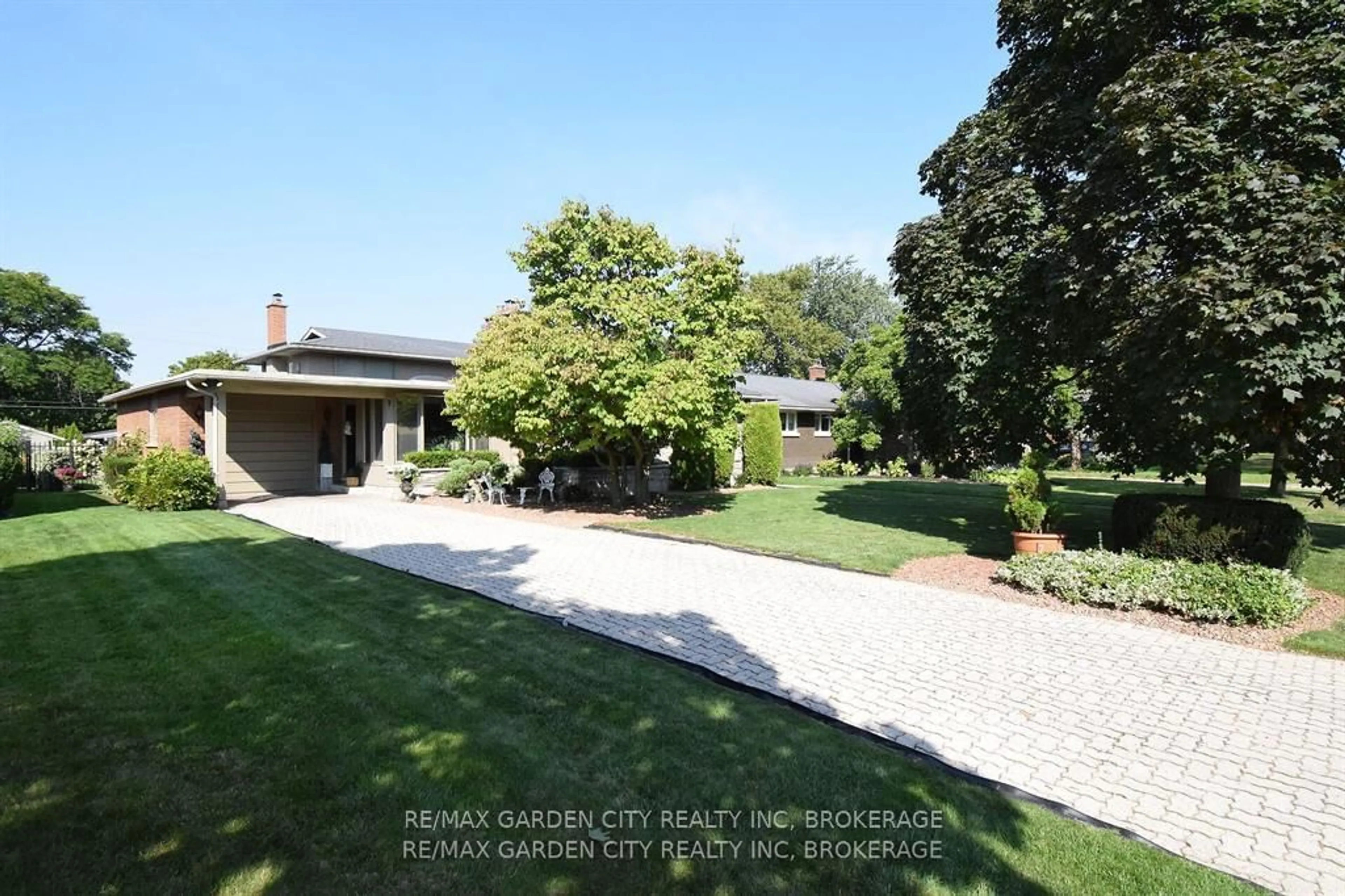 A pic from outside/outdoor area/front of a property/back of a property/a pic from drone, street for 7 Clement Pl, St. Catharines Ontario L2S 2J8