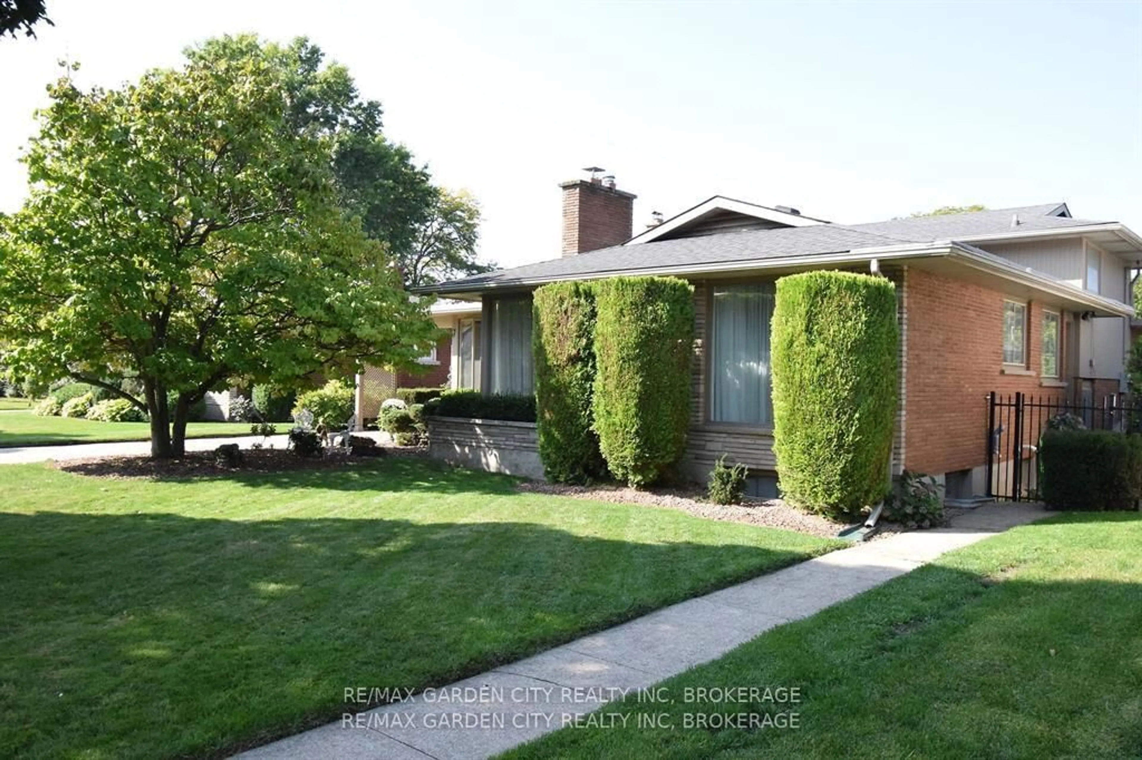 Home with brick exterior material, street for 7 Clement Pl, St. Catharines Ontario L2S 2J8