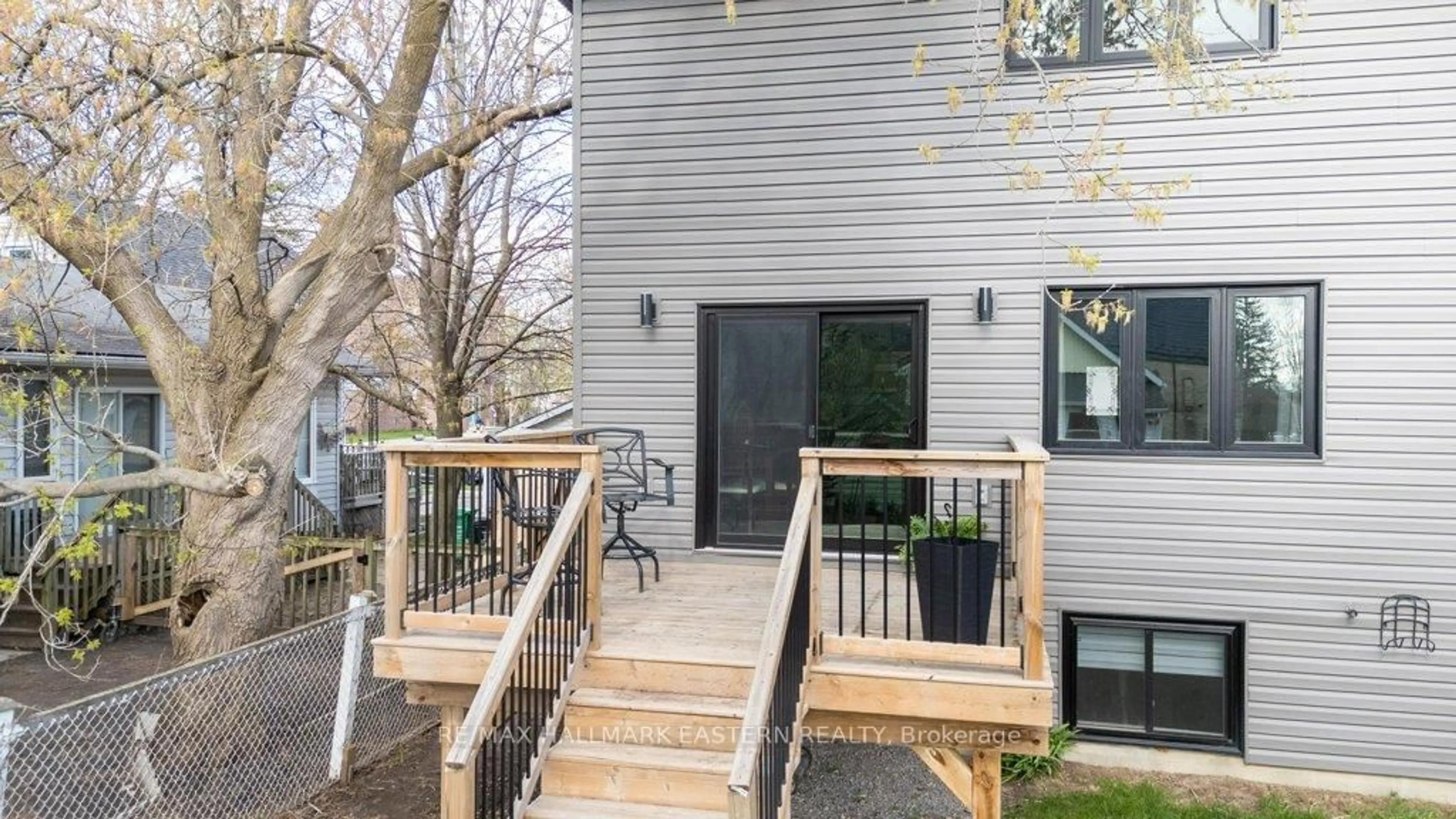 Patio, street for 735 Jane St, Peterborough South Ontario K9J 3A7