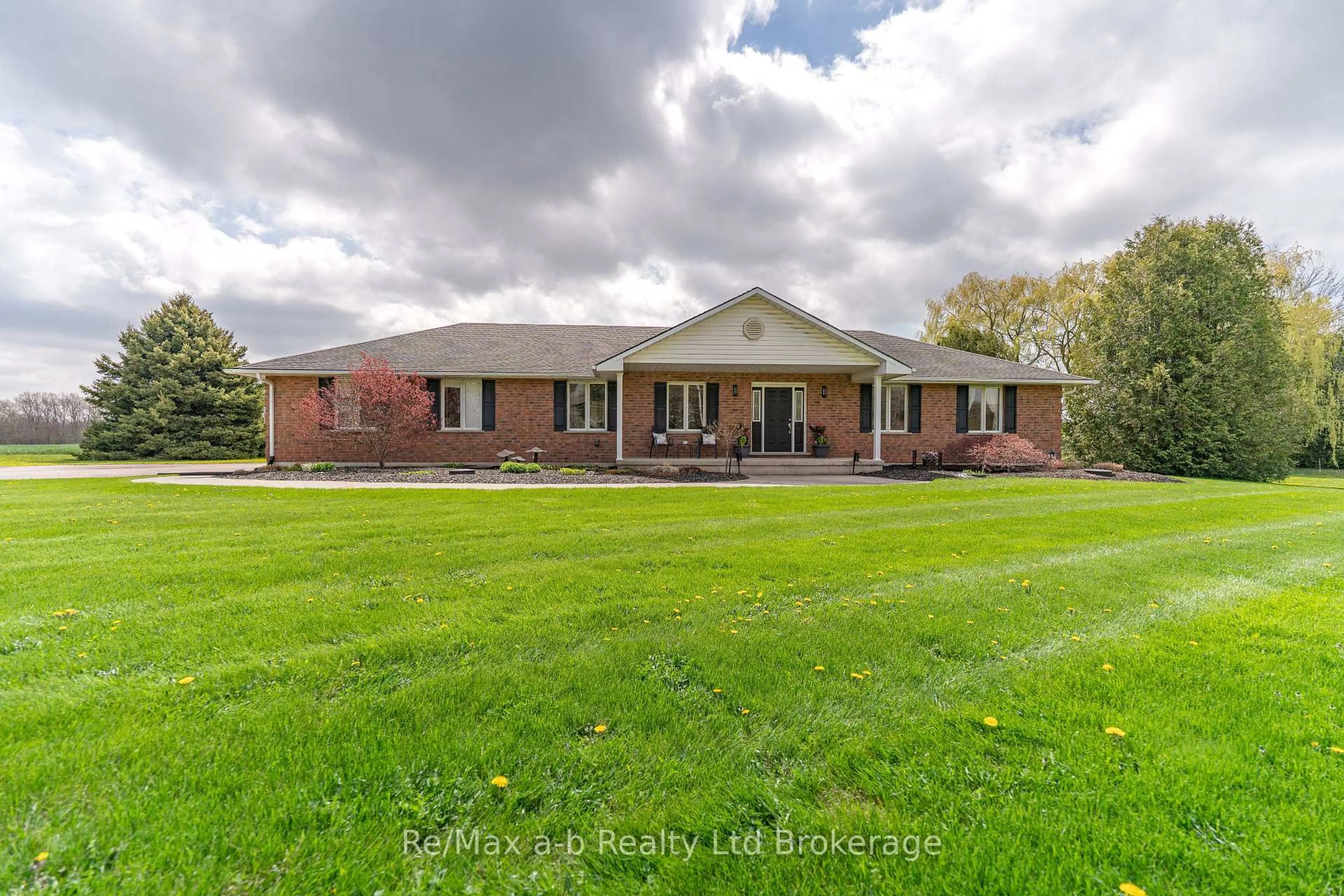 A pic from outside/outdoor area/front of a property/back of a property/a pic from drone, building for 10884 Plank Rd, Bayham Ontario N0J 1H0