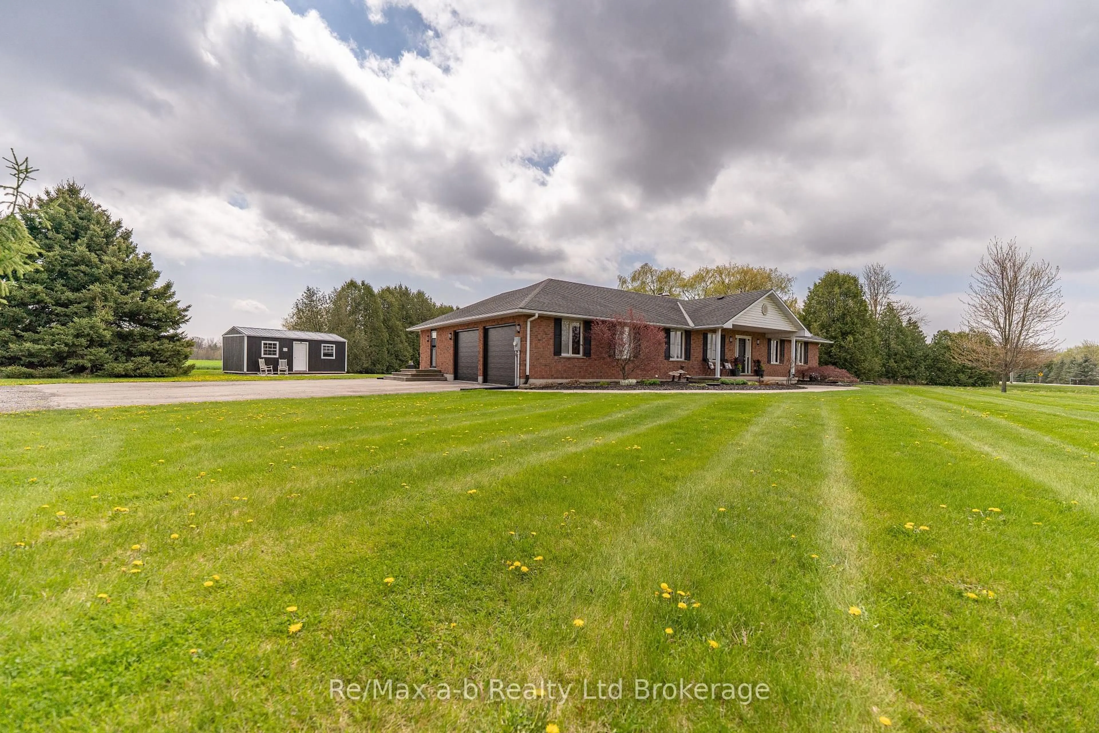 A pic from outside/outdoor area/front of a property/back of a property/a pic from drone, unknown for 10884 Plank Rd, Bayham Ontario N0J 1H0