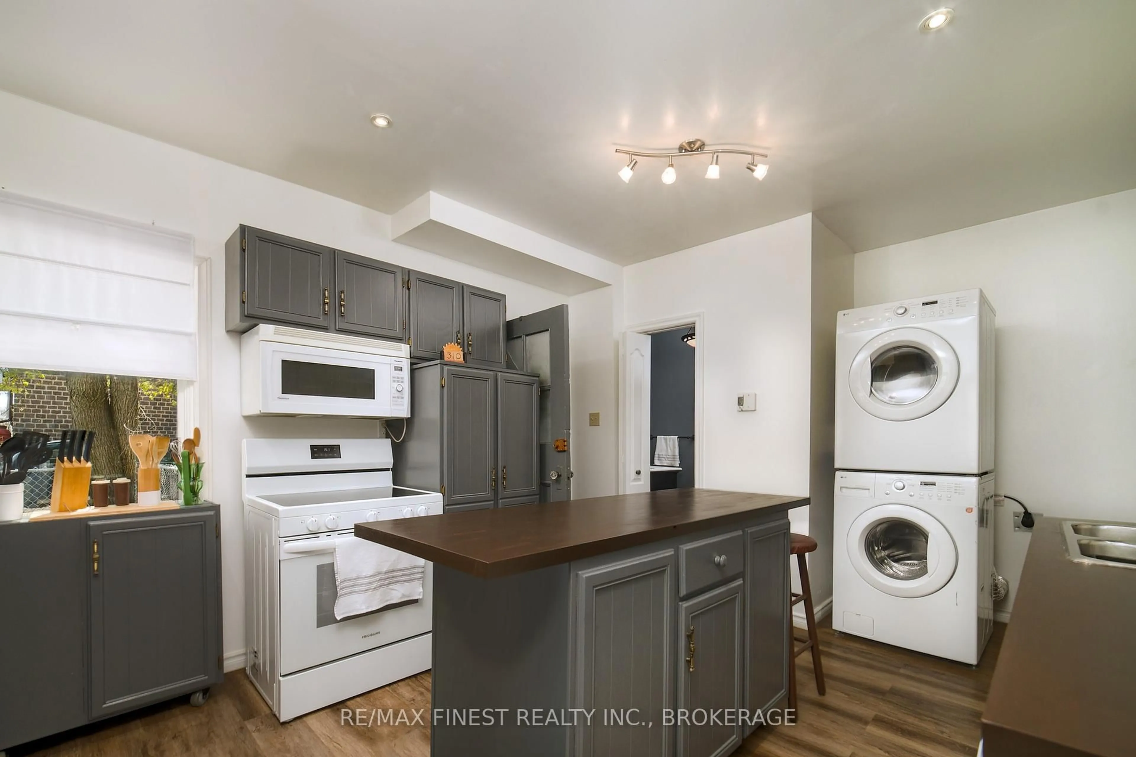 Open concept kitchen, wood/laminate floor for 62 Stephen St, Kingston Ontario K7K 2C4