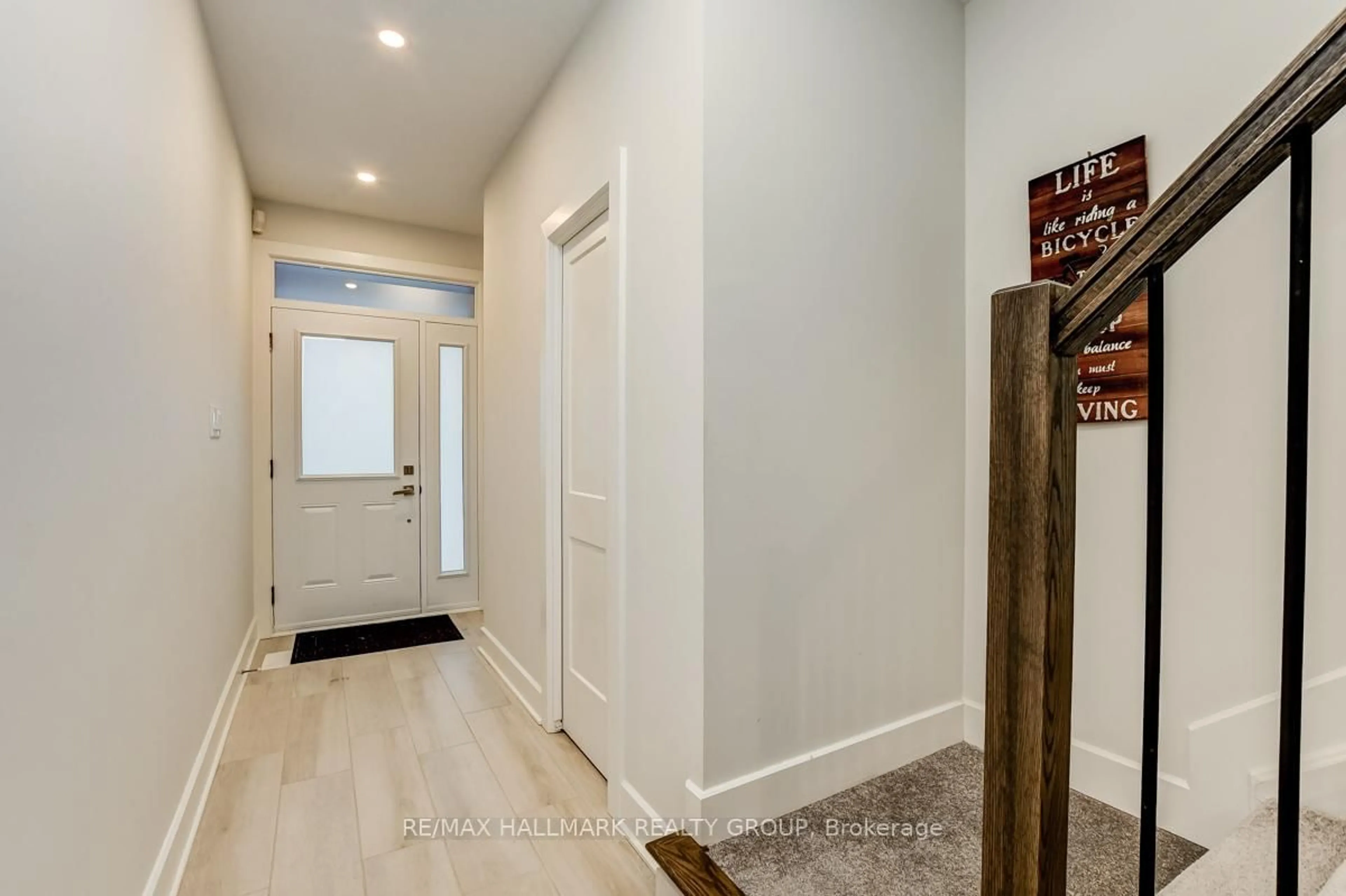 Indoor entryway for 1006 Shefford Rd, Ottawa Ontario K1J 6X5