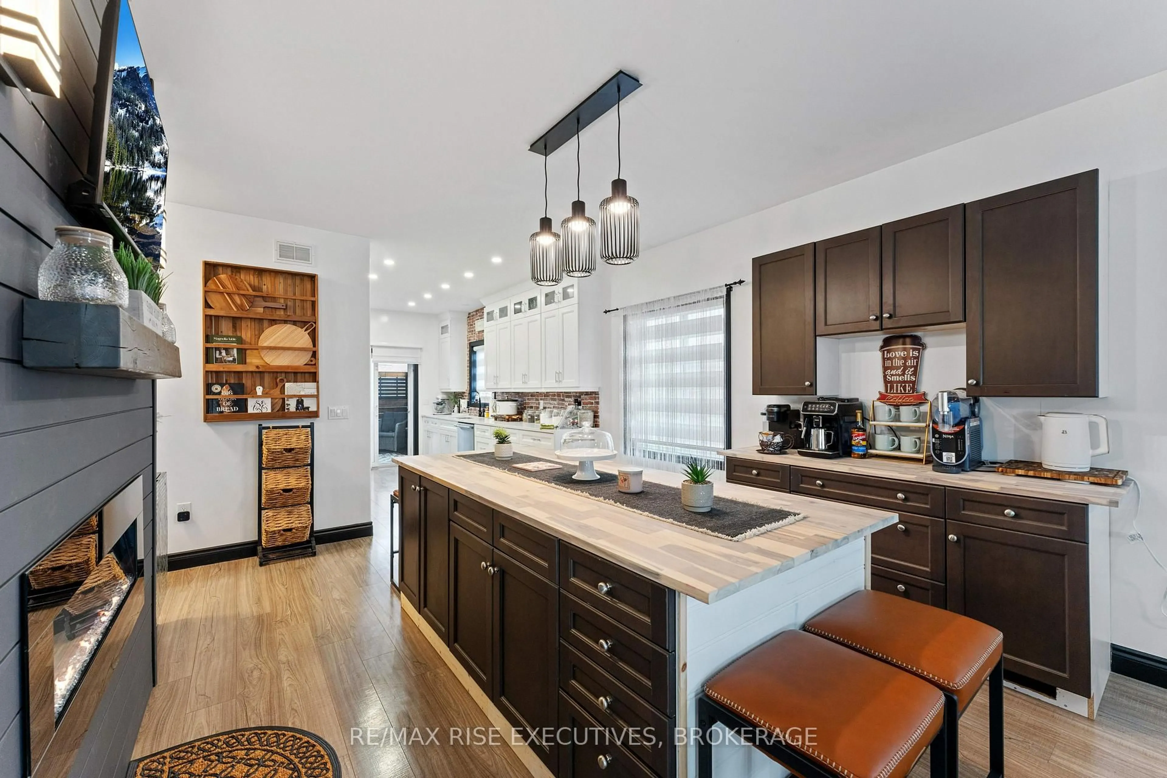 Contemporary kitchen, unknown for 28 Walnut Cres, Belleville Ontario K8N 0E4
