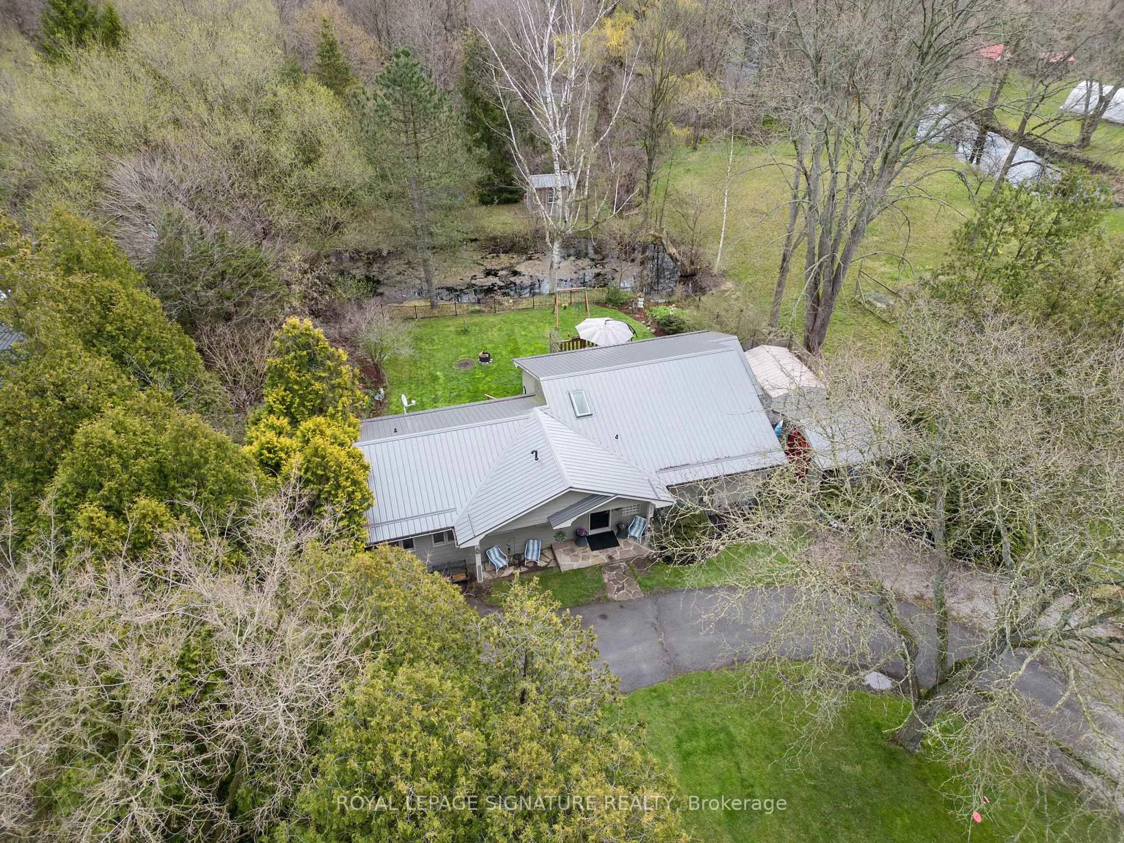 A pic from outside/outdoor area/front of a property/back of a property/a pic from drone, unknown for 425 Norfolk St, Norfolk Ontario N3Y 2V4