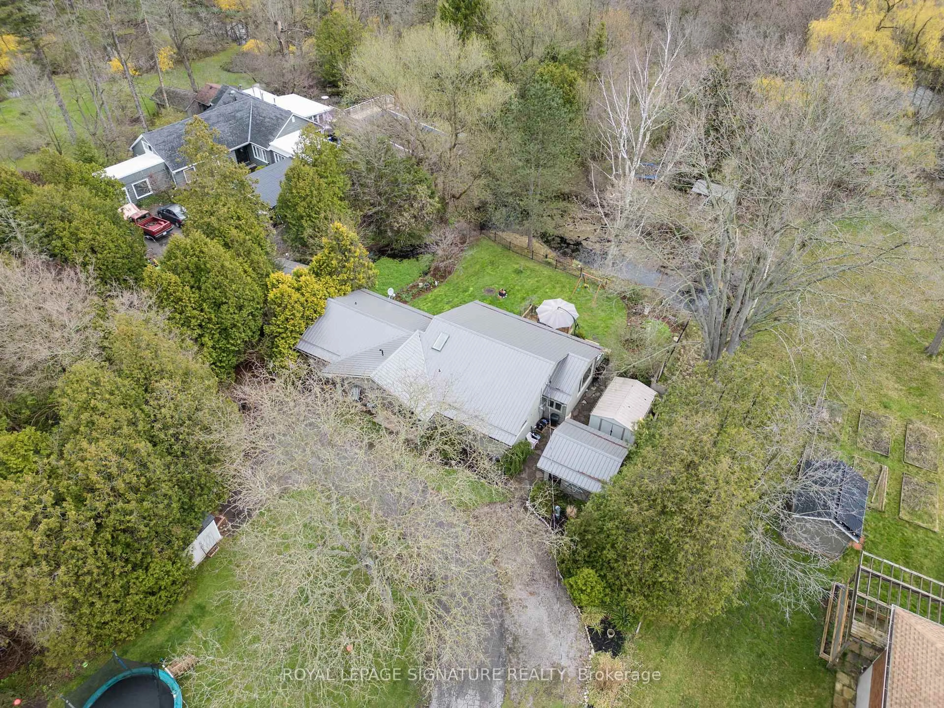 A pic from outside/outdoor area/front of a property/back of a property/a pic from drone, street for 425 Norfolk St, Norfolk Ontario N3Y 2V4