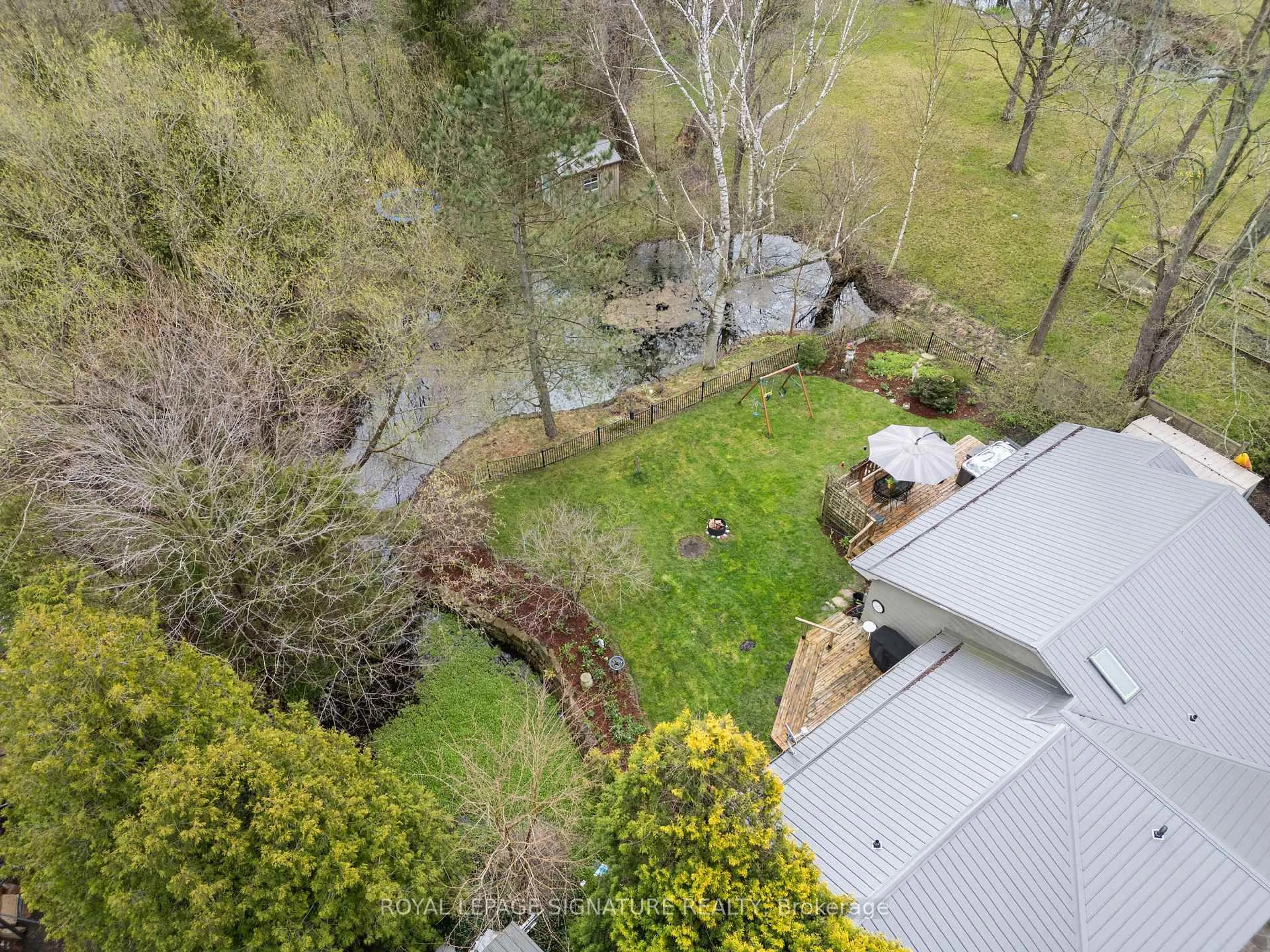 A pic from outside/outdoor area/front of a property/back of a property/a pic from drone, water/lake/river/ocean view for 425 Norfolk St, Norfolk Ontario N3Y 2V4