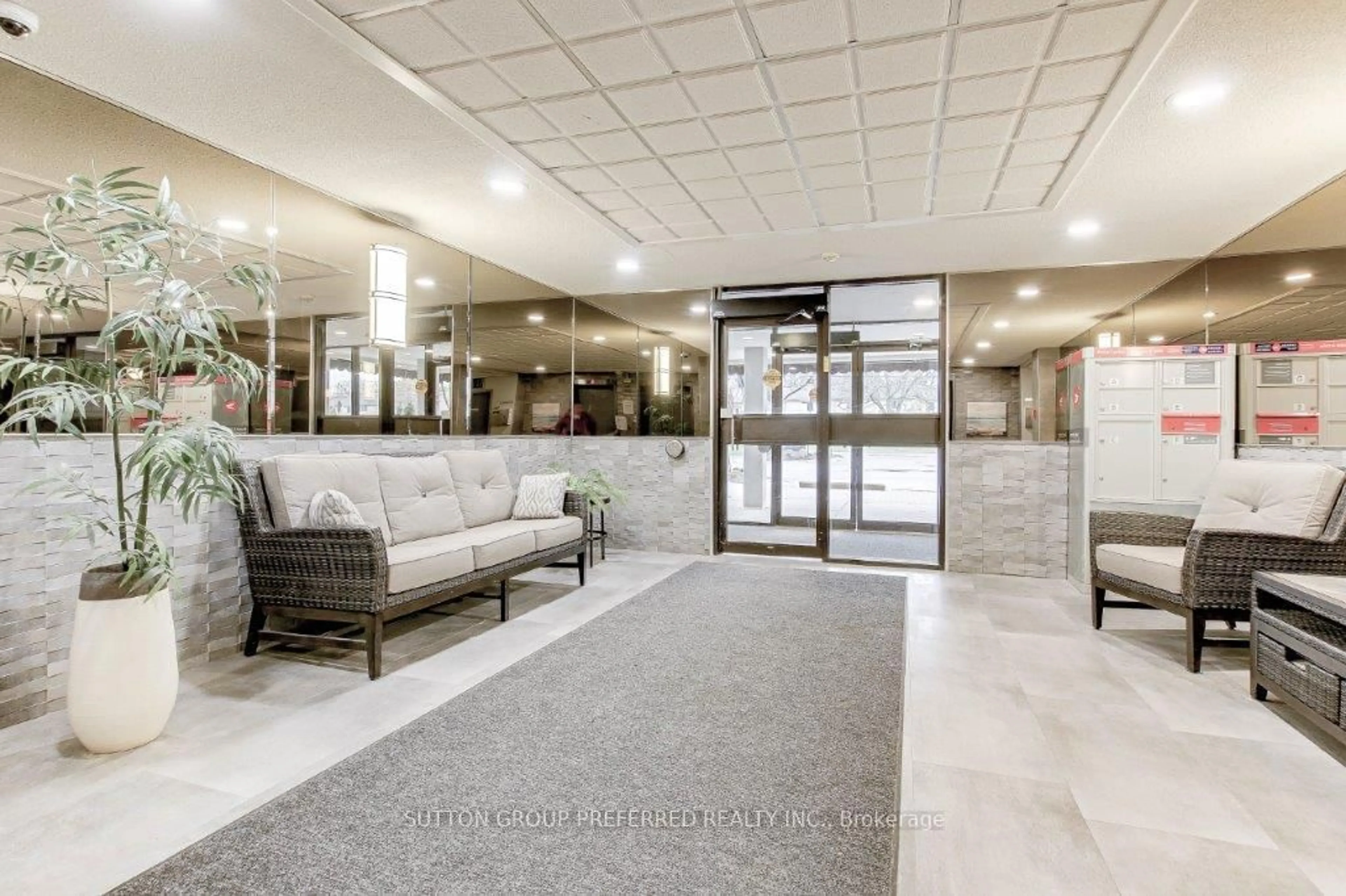 Lobby for 1600 Adelaide St #605, London North Ontario N5X 3H6