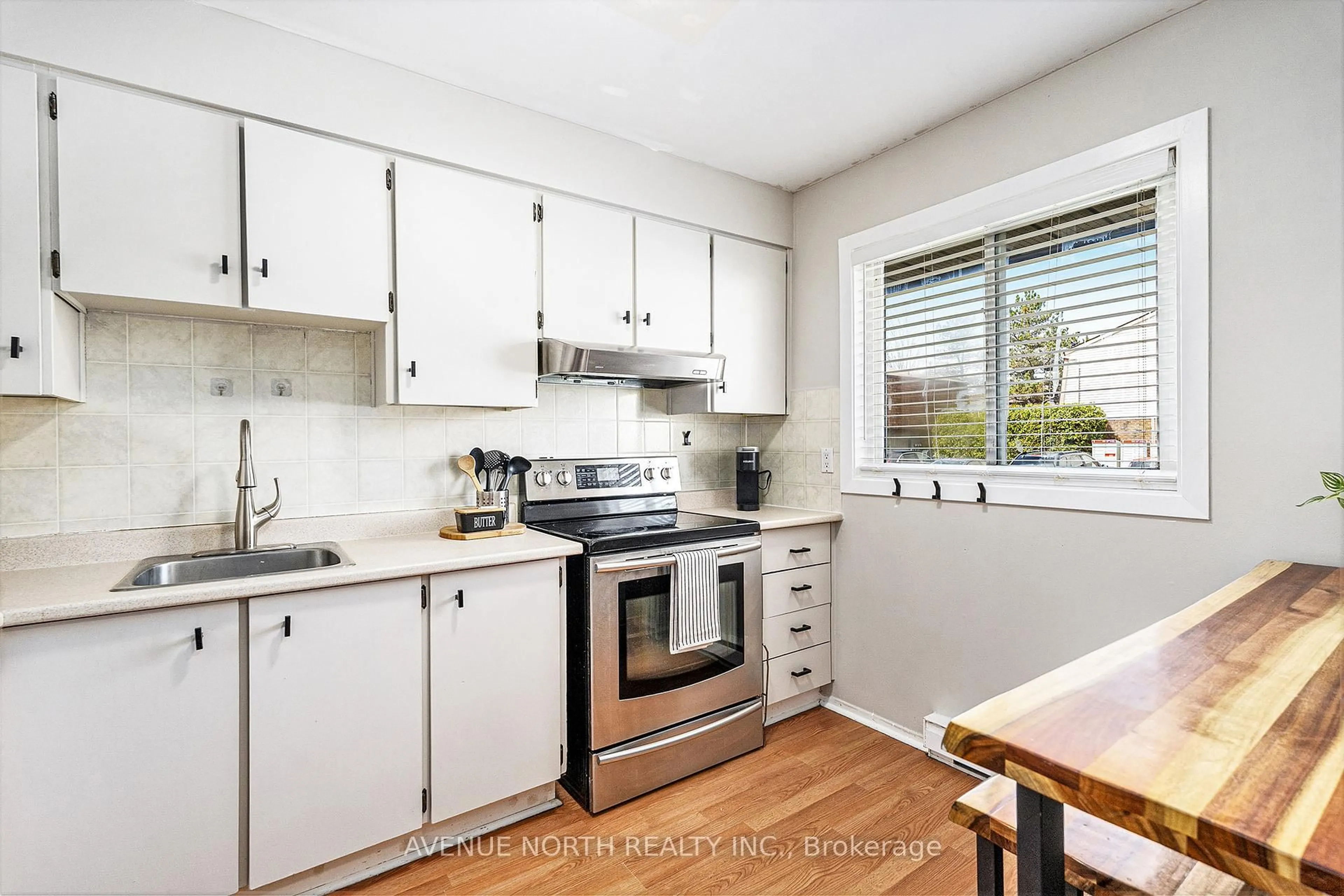 Standard kitchen, wood/laminate floor for 3062 Olympic Way, Ottawa Ontario K1T 1Y6