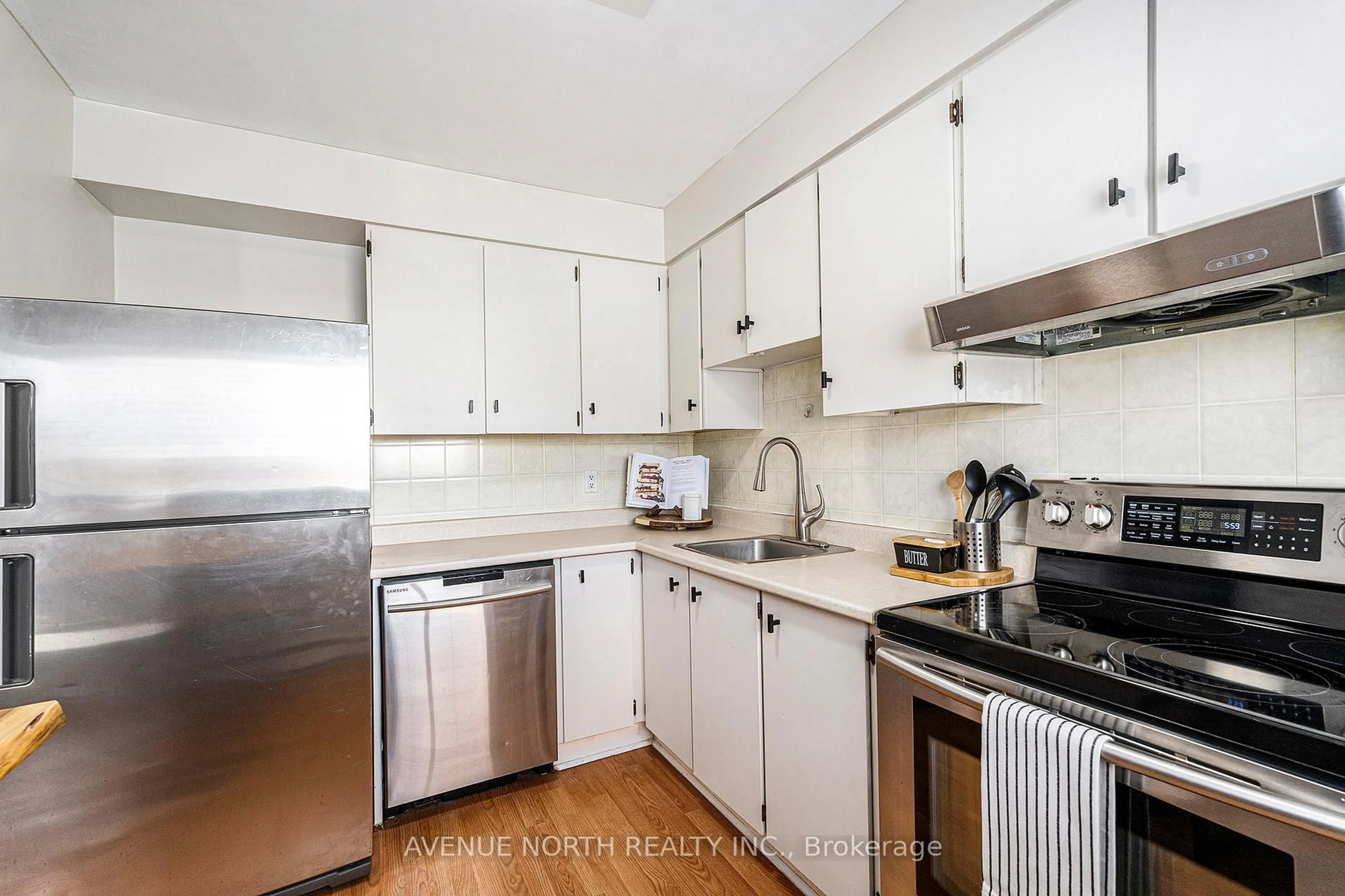 Standard kitchen, wood/laminate floor for 3062 Olympic Way, Ottawa Ontario K1T 1Y6
