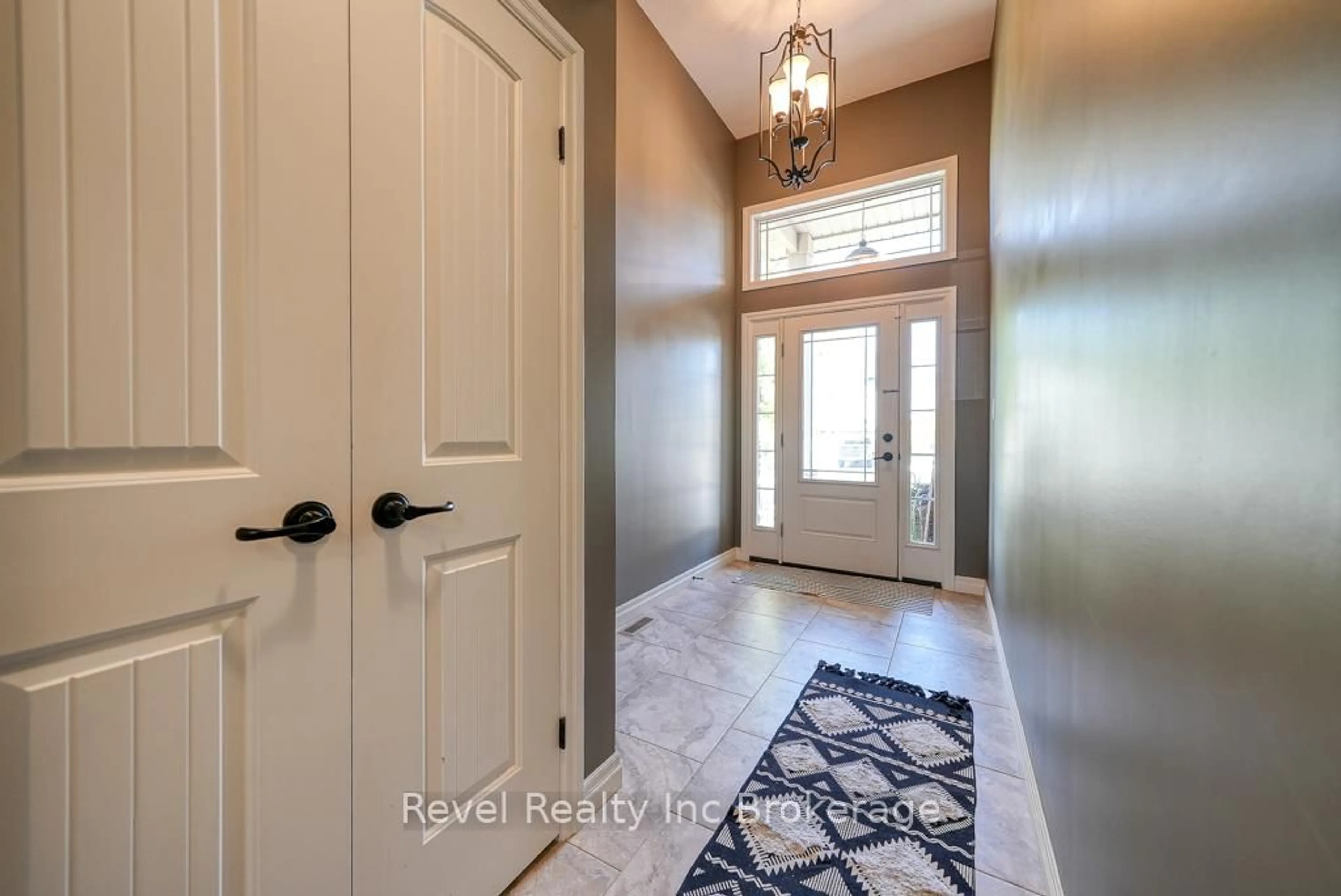 Indoor entryway for 232 DIEPPE Dr, Woodstock Ontario N4T 0G1