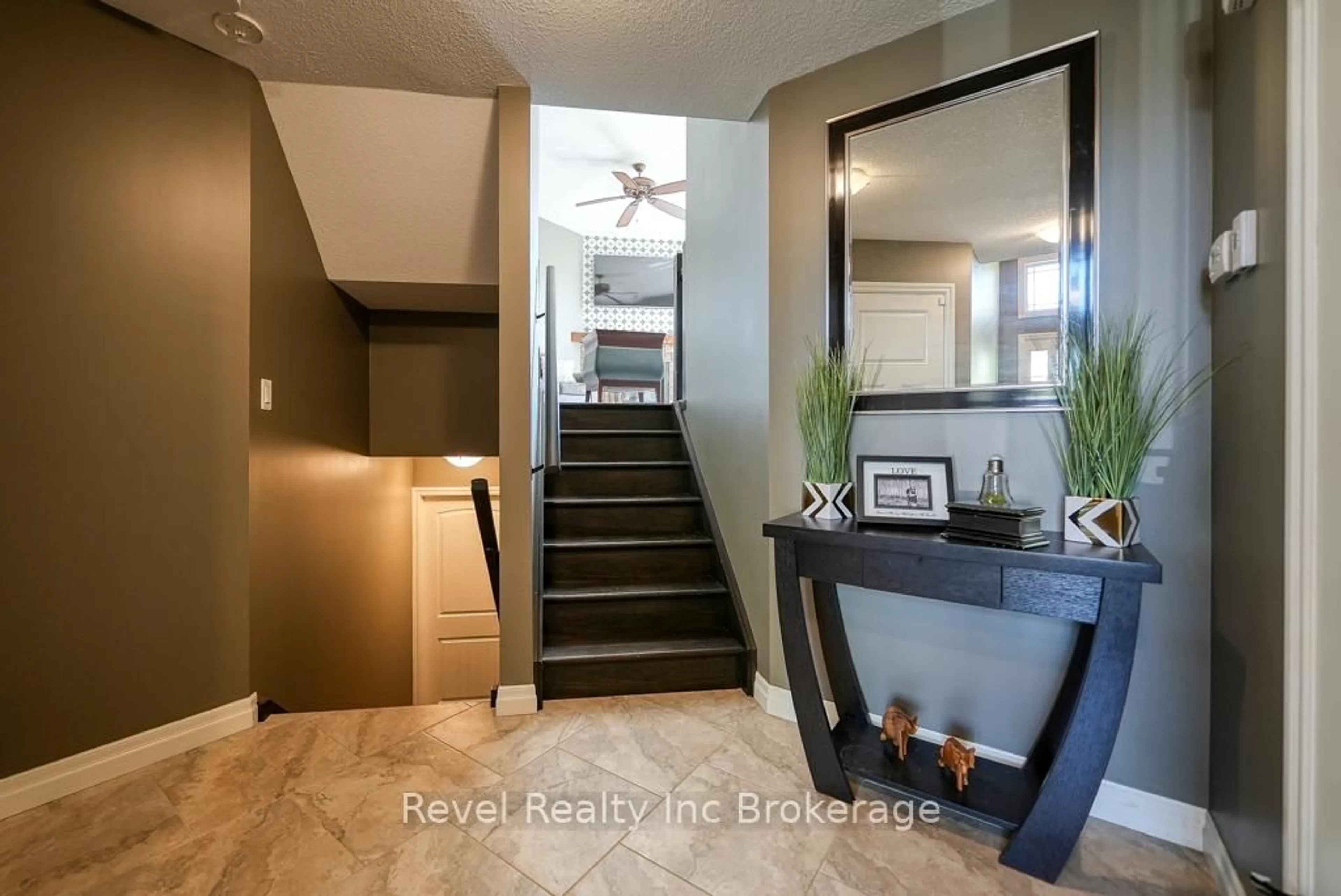 Indoor entryway for 232 DIEPPE Dr, Woodstock Ontario N4T 0G1