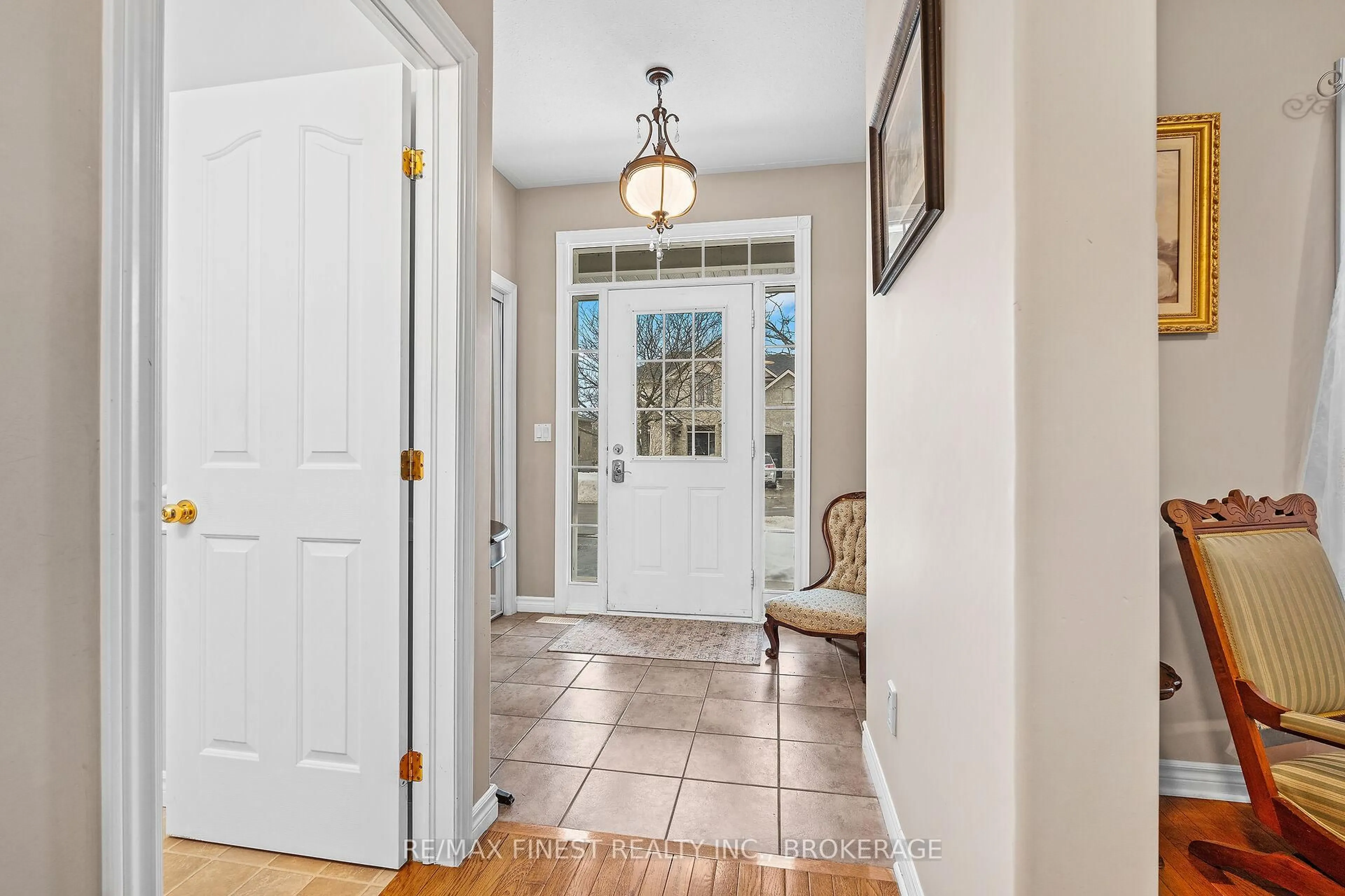 Indoor entryway for 230 HONEYWOOD Ave, Kingston Ontario K7K 7L4