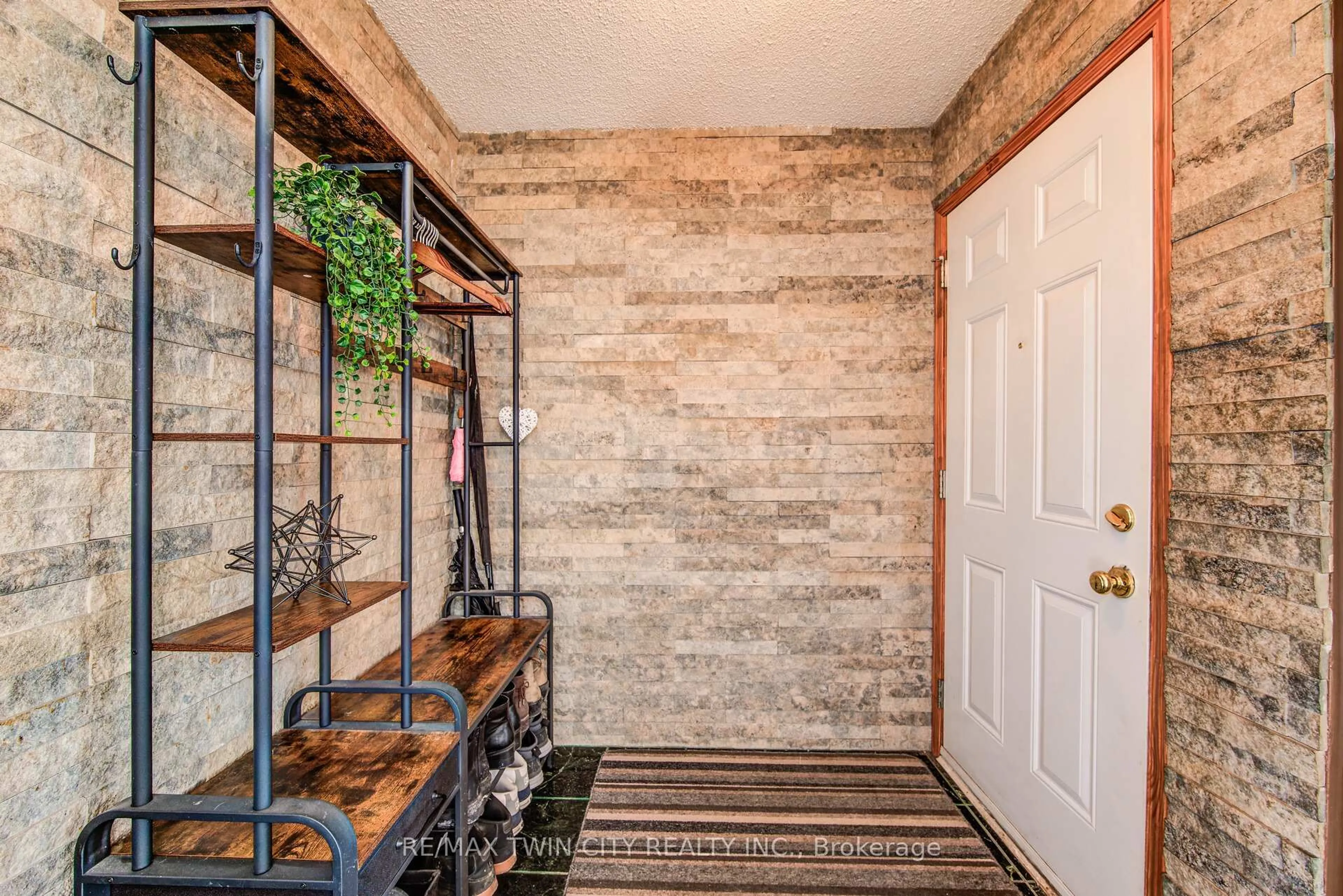 Indoor entryway for 10 Mill Creek Rd #31, Cambridge Ontario N1R 1J6