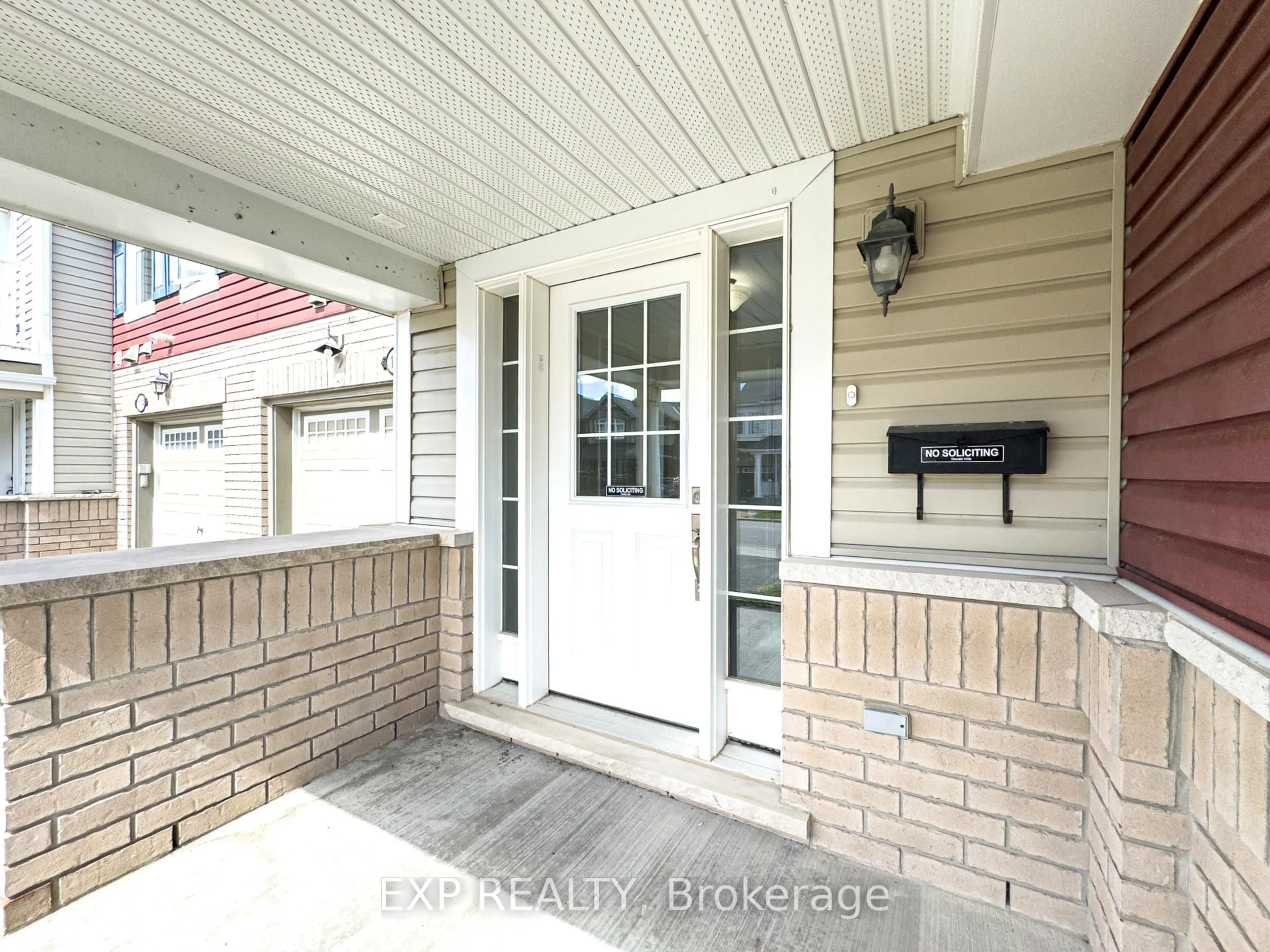 Indoor entryway for 112 Pennant Ave, Ottawa Ontario K2J 5W6