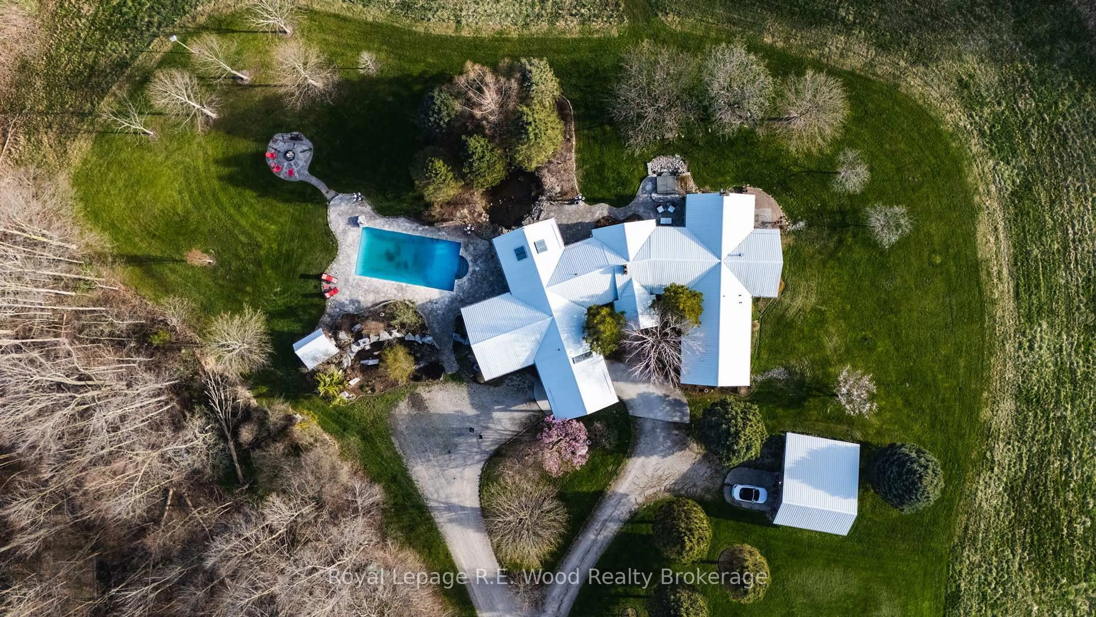 A pic from outside/outdoor area/front of a property/back of a property/a pic from drone, unknown for 31177 Fingal Line, Dutton/Dunwich Ontario N0L 1K0