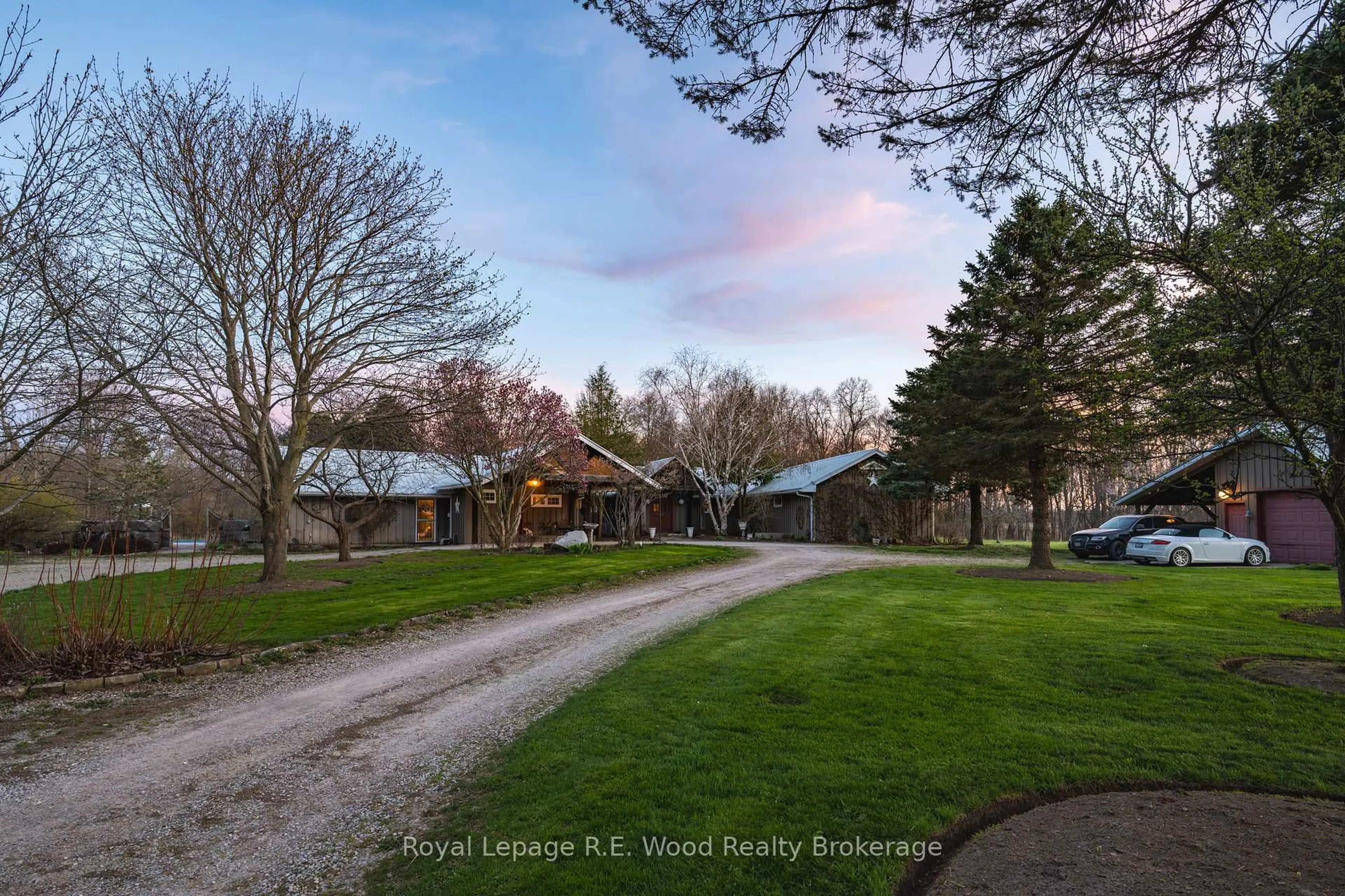 A pic from outside/outdoor area/front of a property/back of a property/a pic from drone, unknown for 31177 Fingal Line, Dutton/Dunwich Ontario N0L 1K0