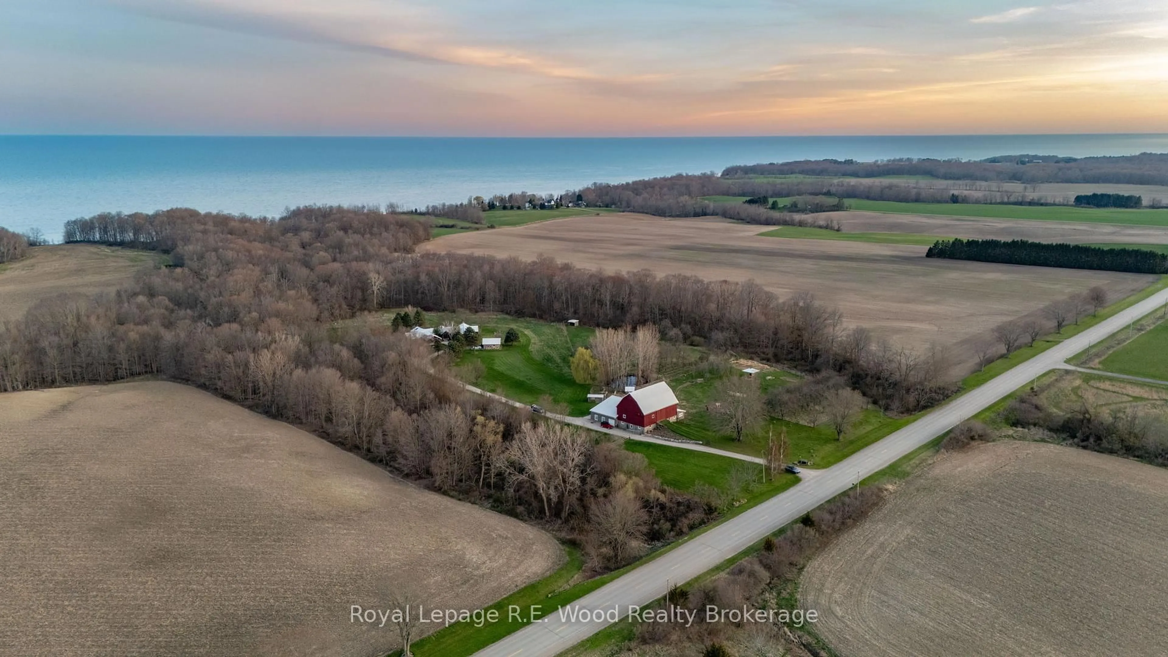 A pic from outside/outdoor area/front of a property/back of a property/a pic from drone, water/lake/river/ocean view for 31177 Fingal Line, Dutton/Dunwich Ontario N0L 1K0