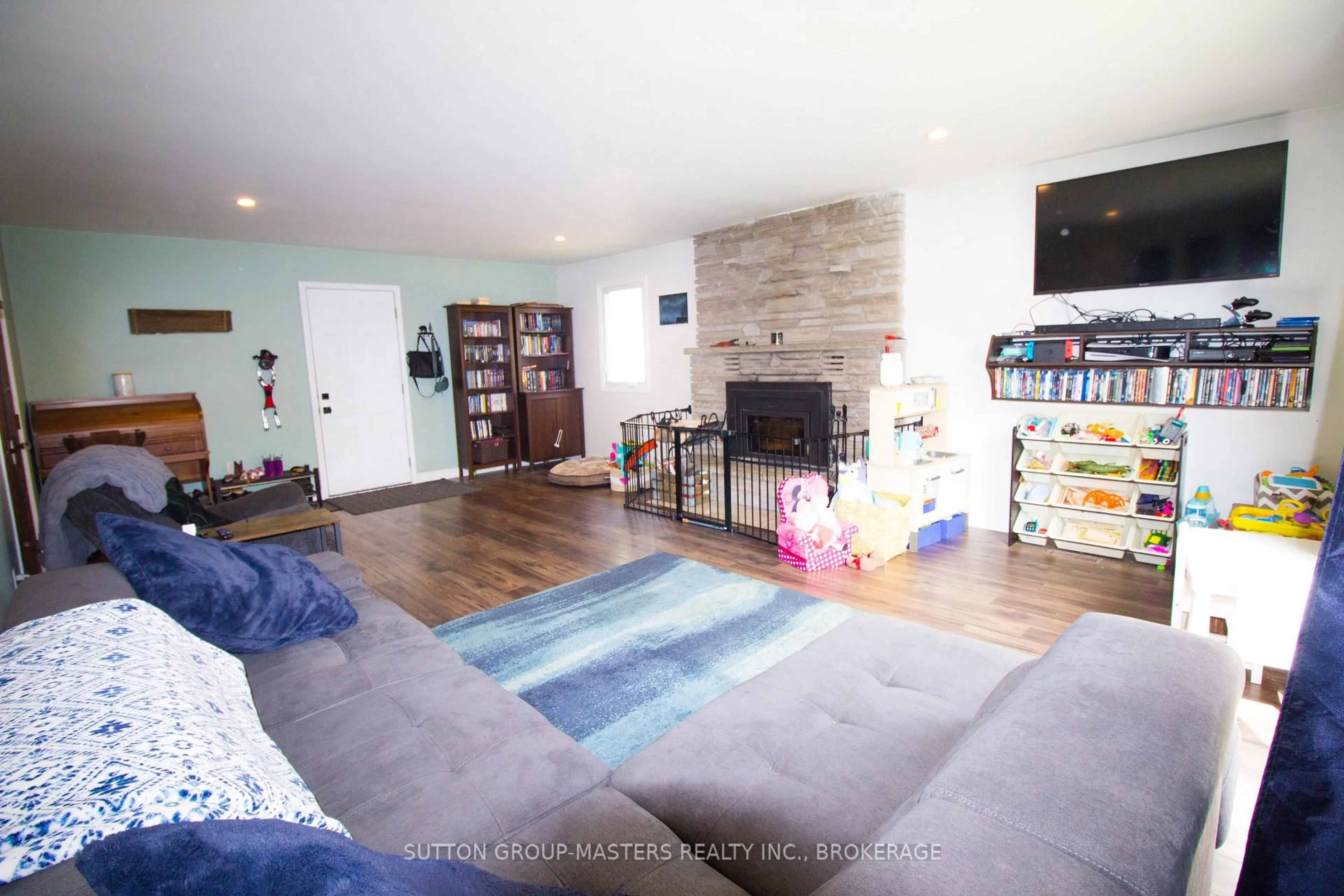 Living room with furniture, unknown for 6449 HIGHWAY 38 N/A, Kaladar Ontario K0K 1Z0