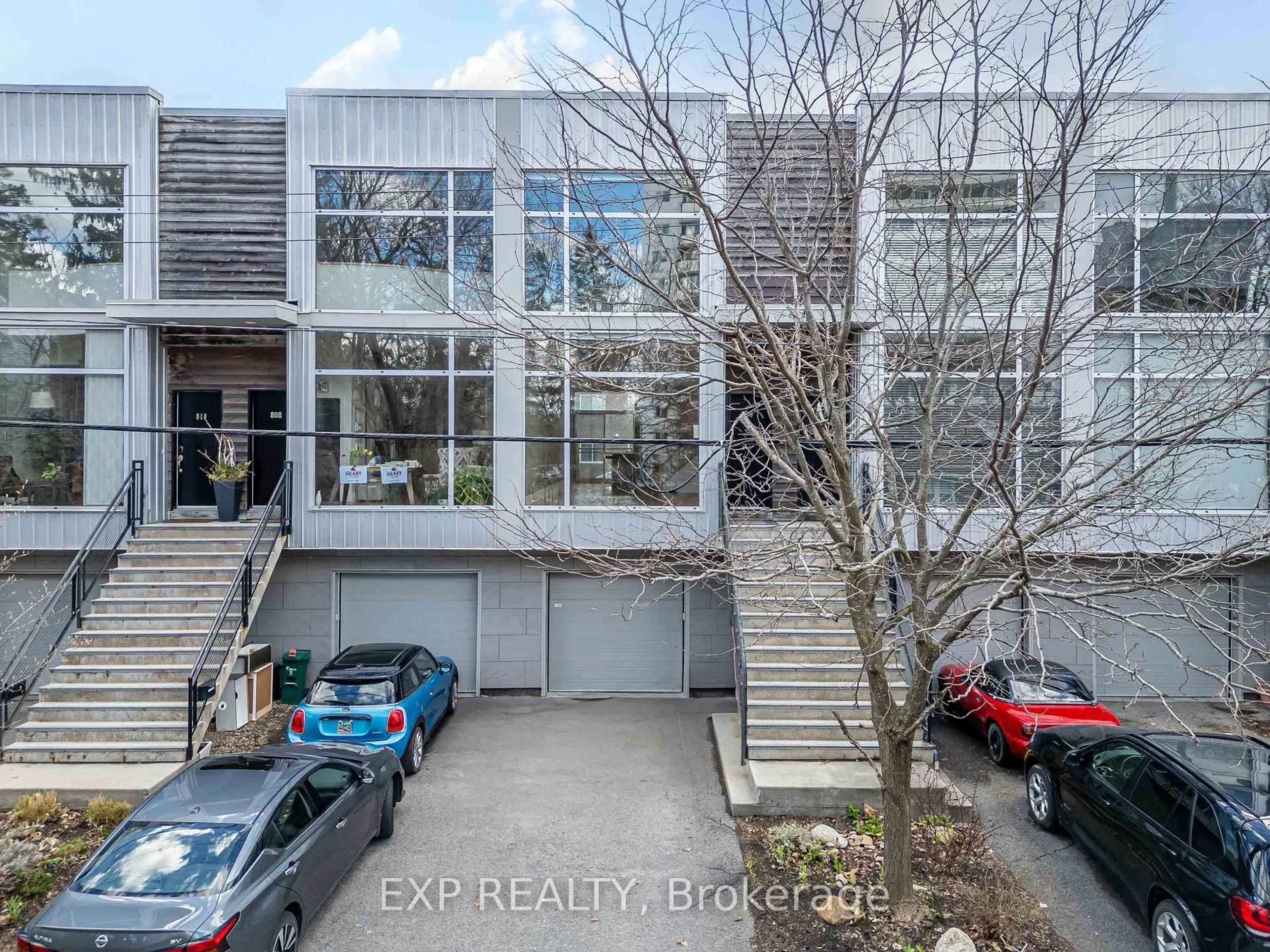 A pic from outside/outdoor area/front of a property/back of a property/a pic from drone, street for 806 High St, Ottawa Ontario K2B 6C4
