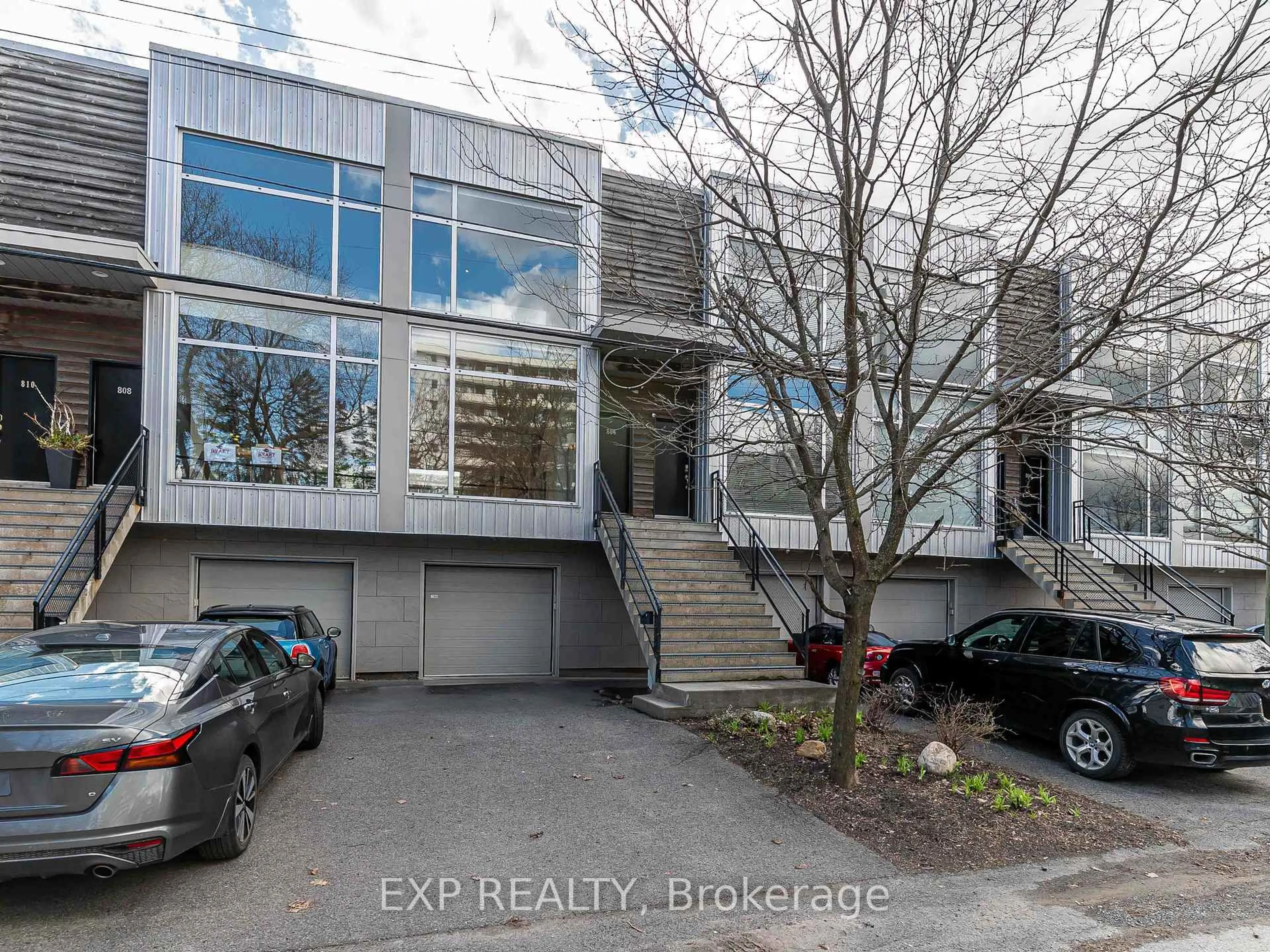 Indoor entryway for 806 High St, Ottawa Ontario K2B 6C4