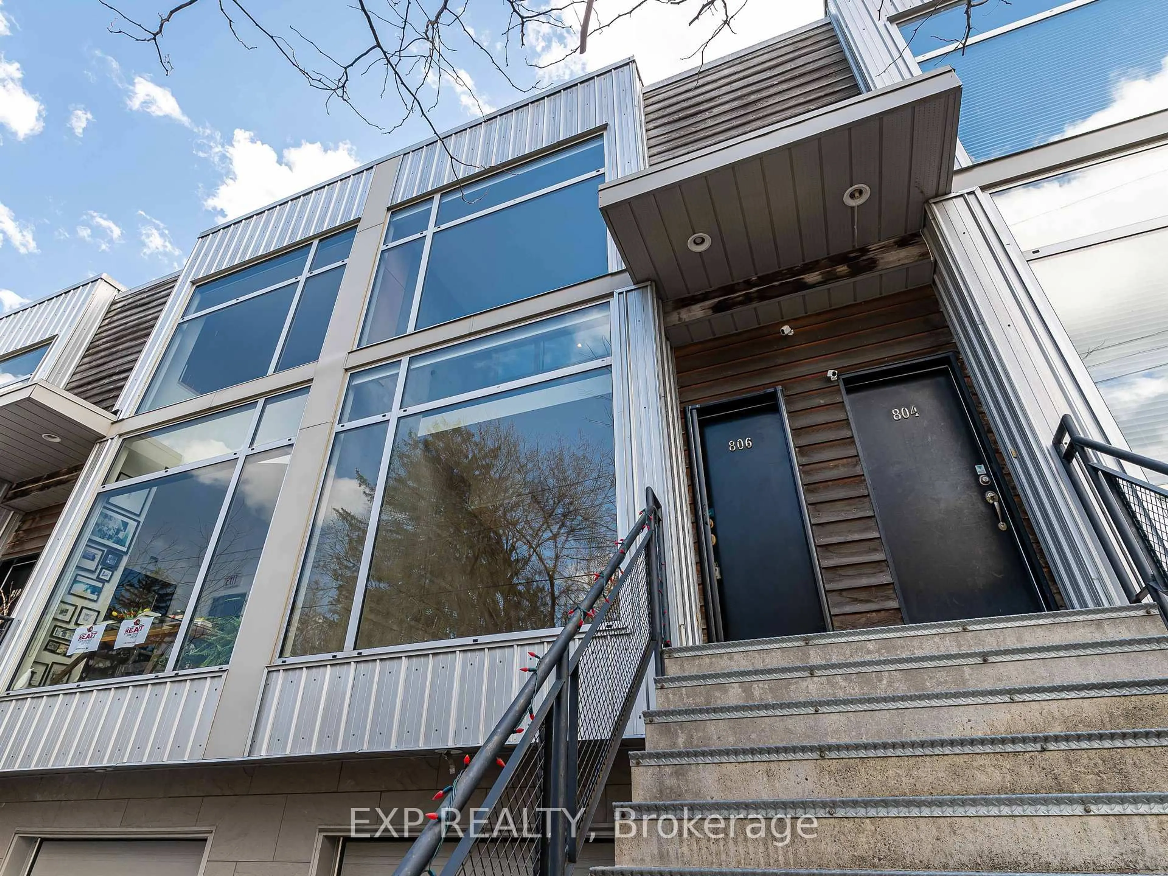 Indoor entryway for 806 High St, Ottawa Ontario K2B 6C4