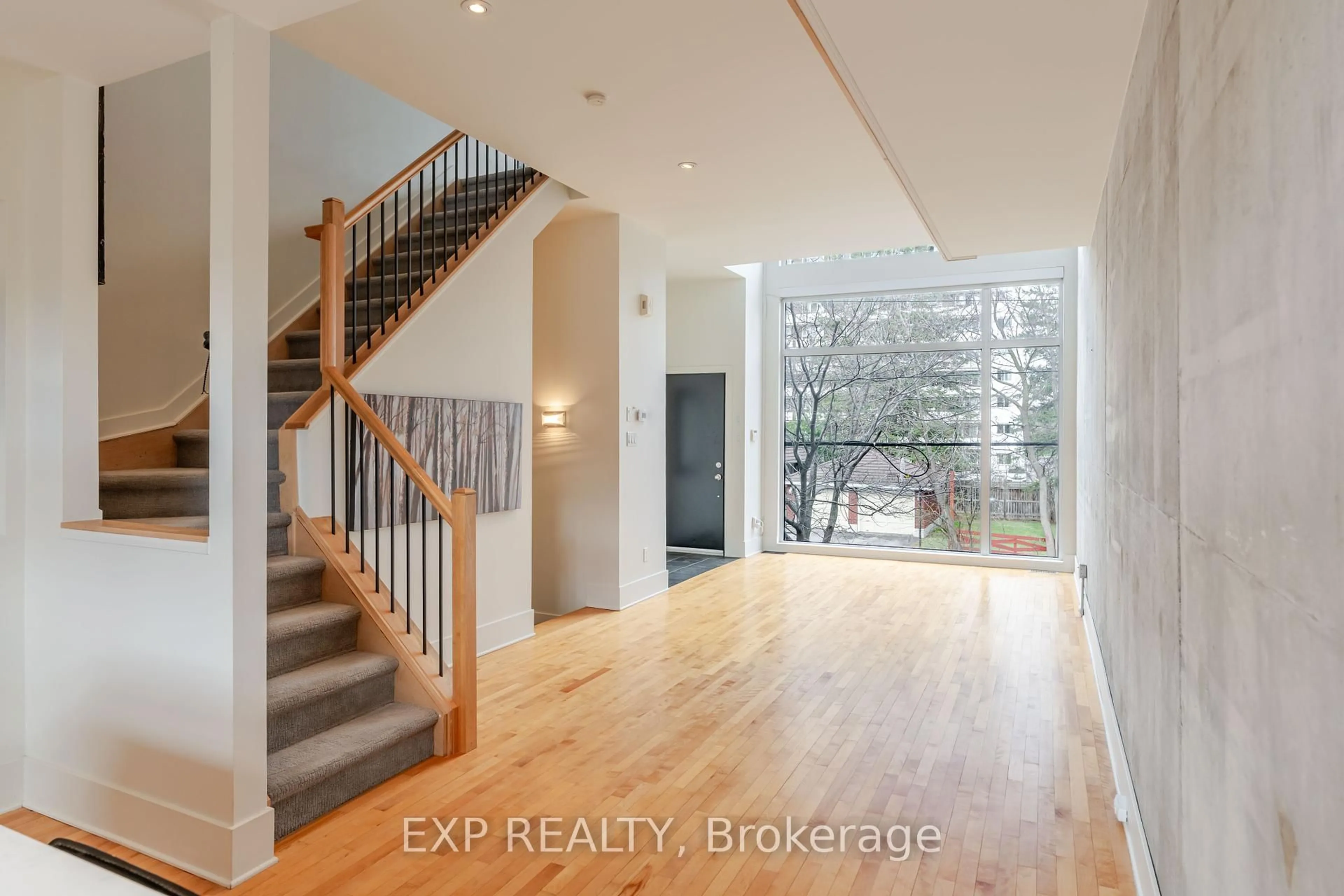 Indoor entryway for 806 High St, Ottawa Ontario K2B 6C4