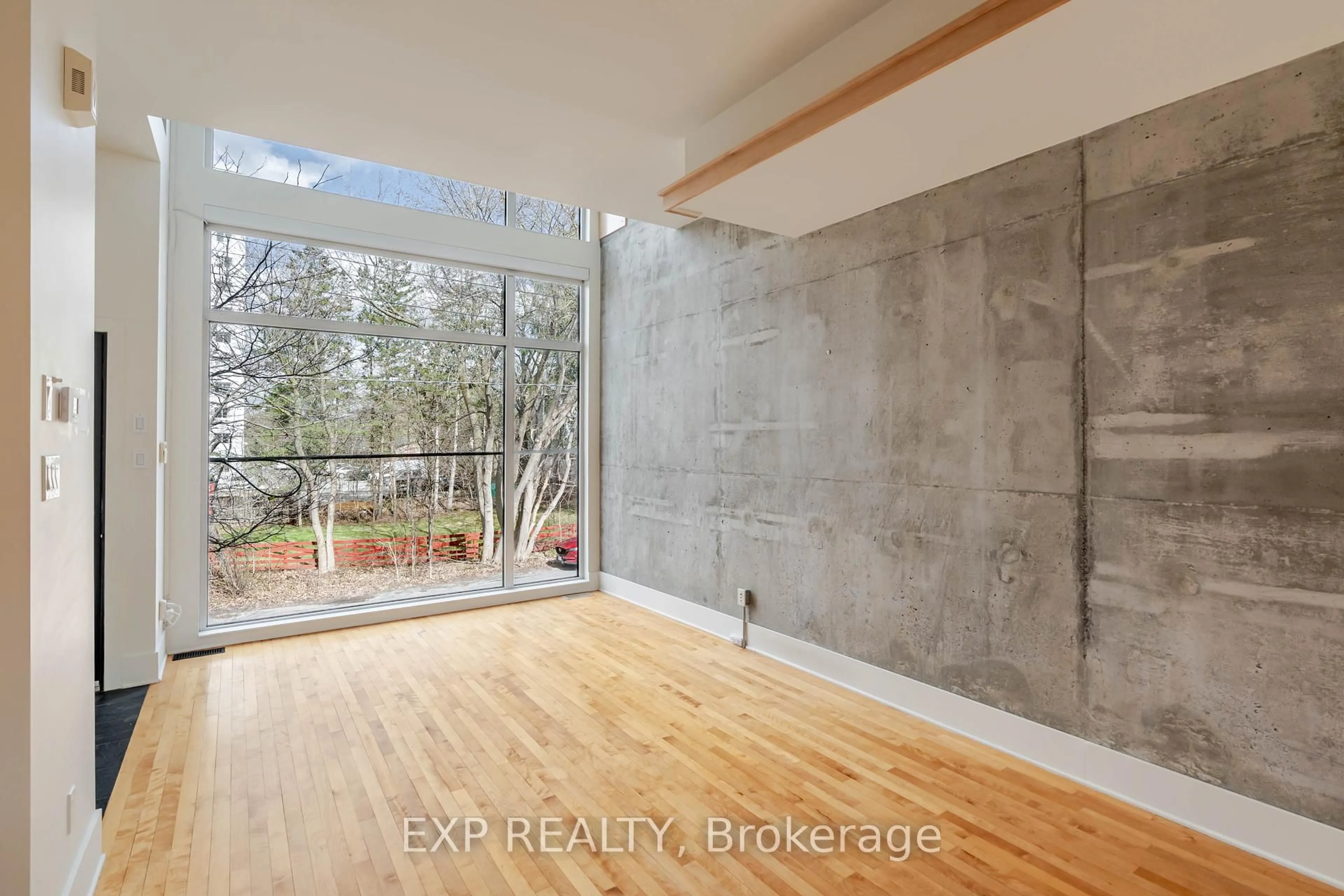 Indoor entryway for 806 High St, Ottawa Ontario K2B 6C4