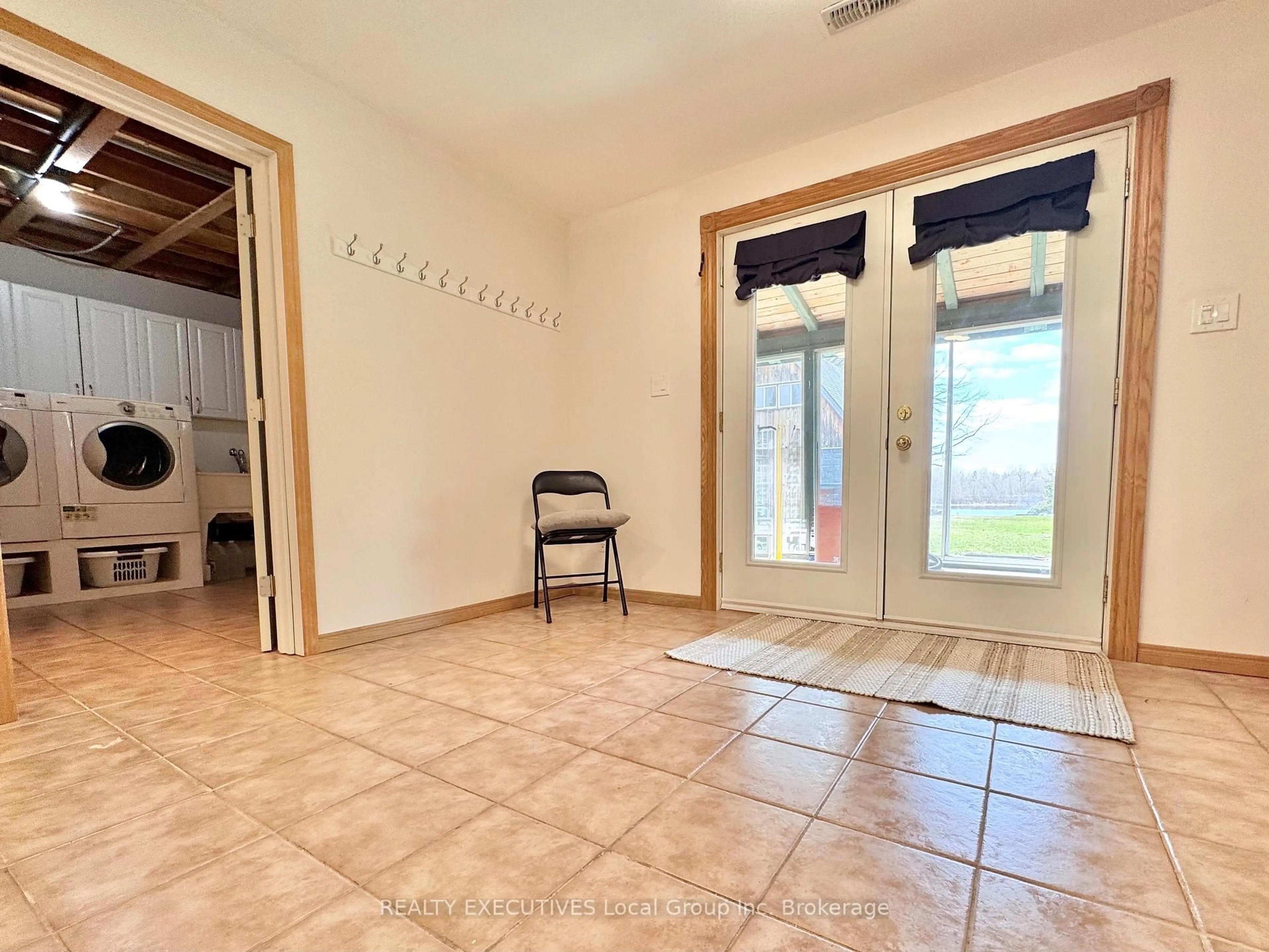 Indoor entryway for 1052 Evansville Dr, West Nipissing Ontario P2B 2K4