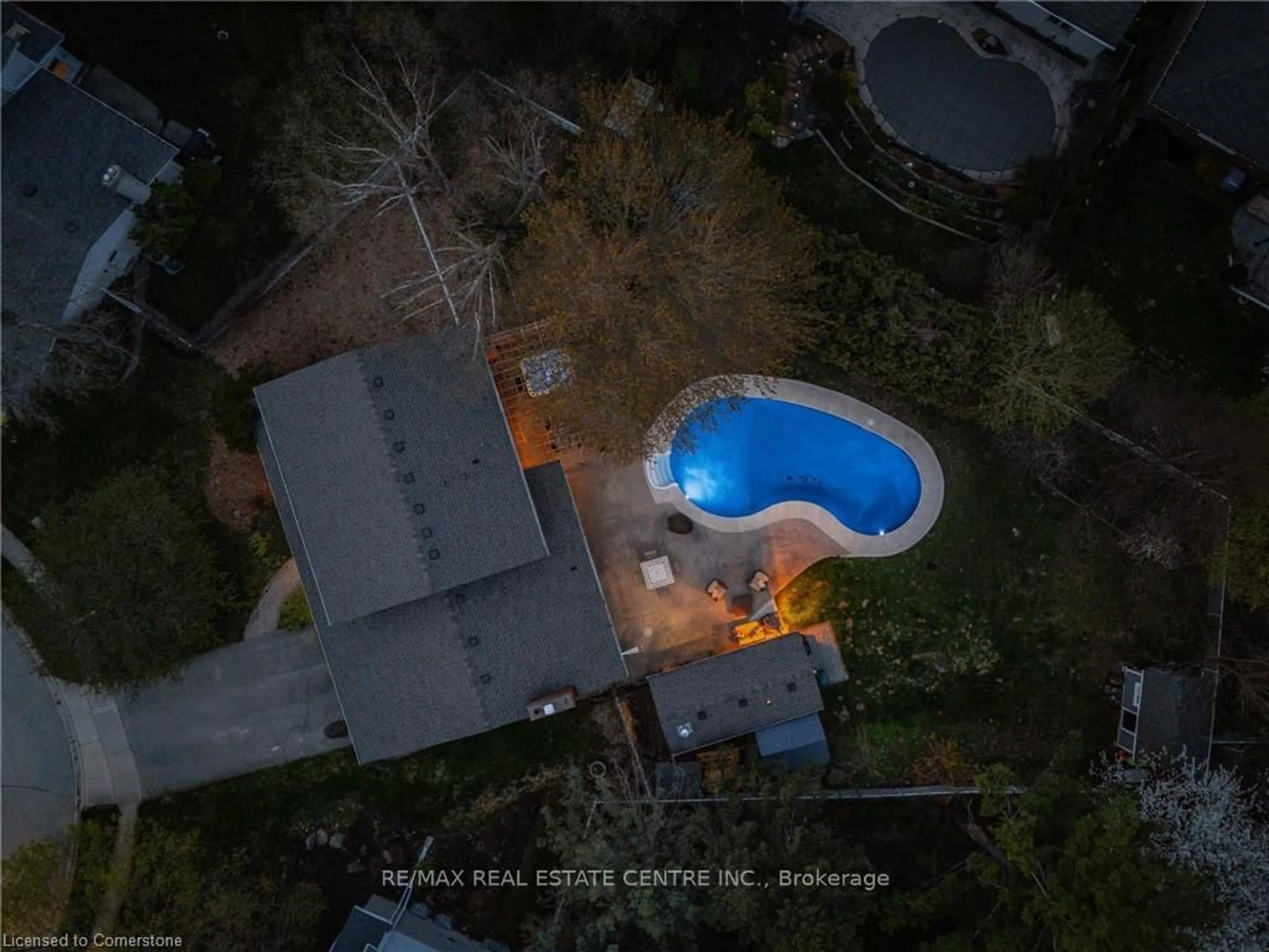 A pic from outside/outdoor area/front of a property/back of a property/a pic from drone, unknown for 11 Blackfriars Pl, Cambridge Ontario N1S 3P1