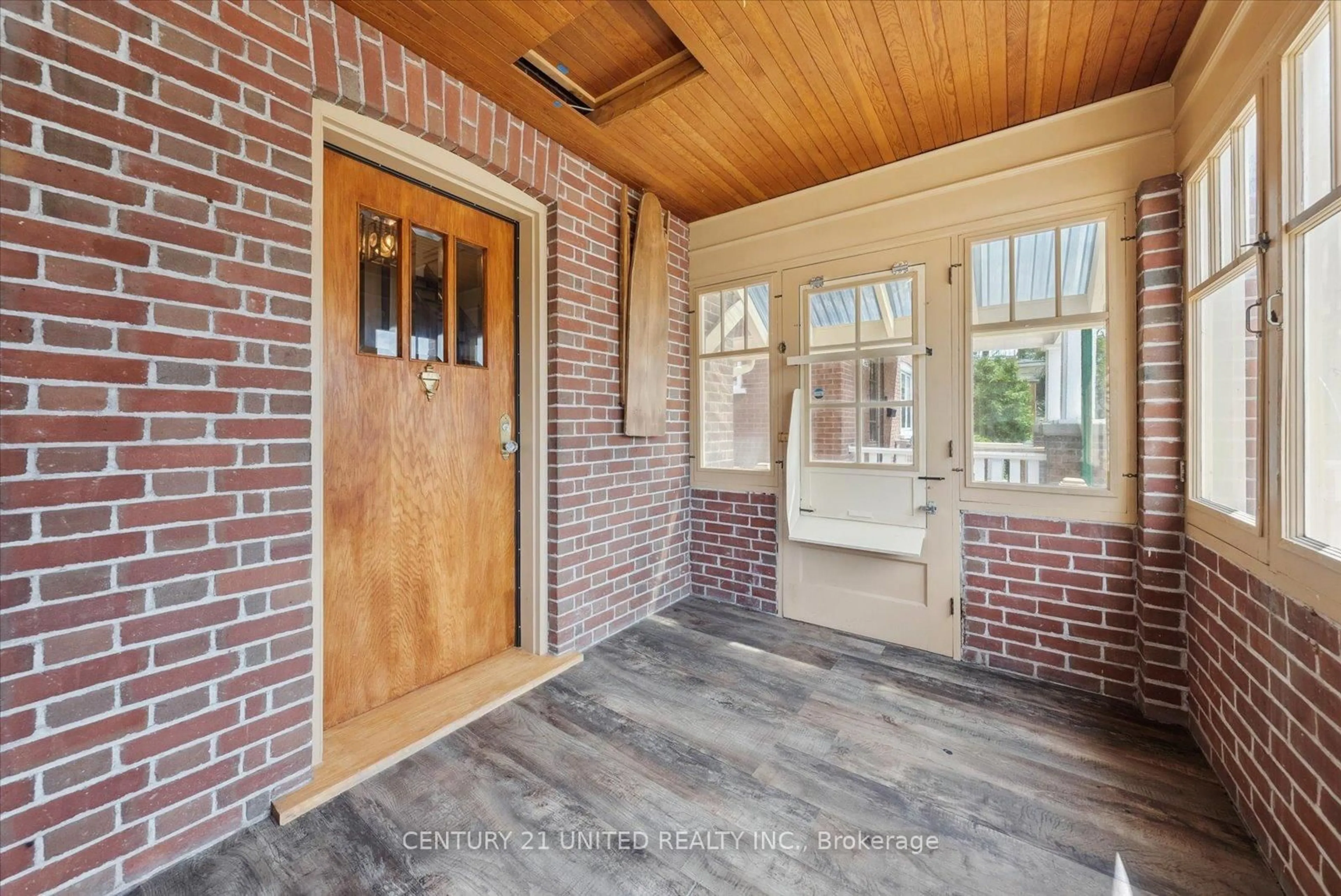 Indoor entryway for 486 George St, Peterborough Central Ontario K9J 3E5