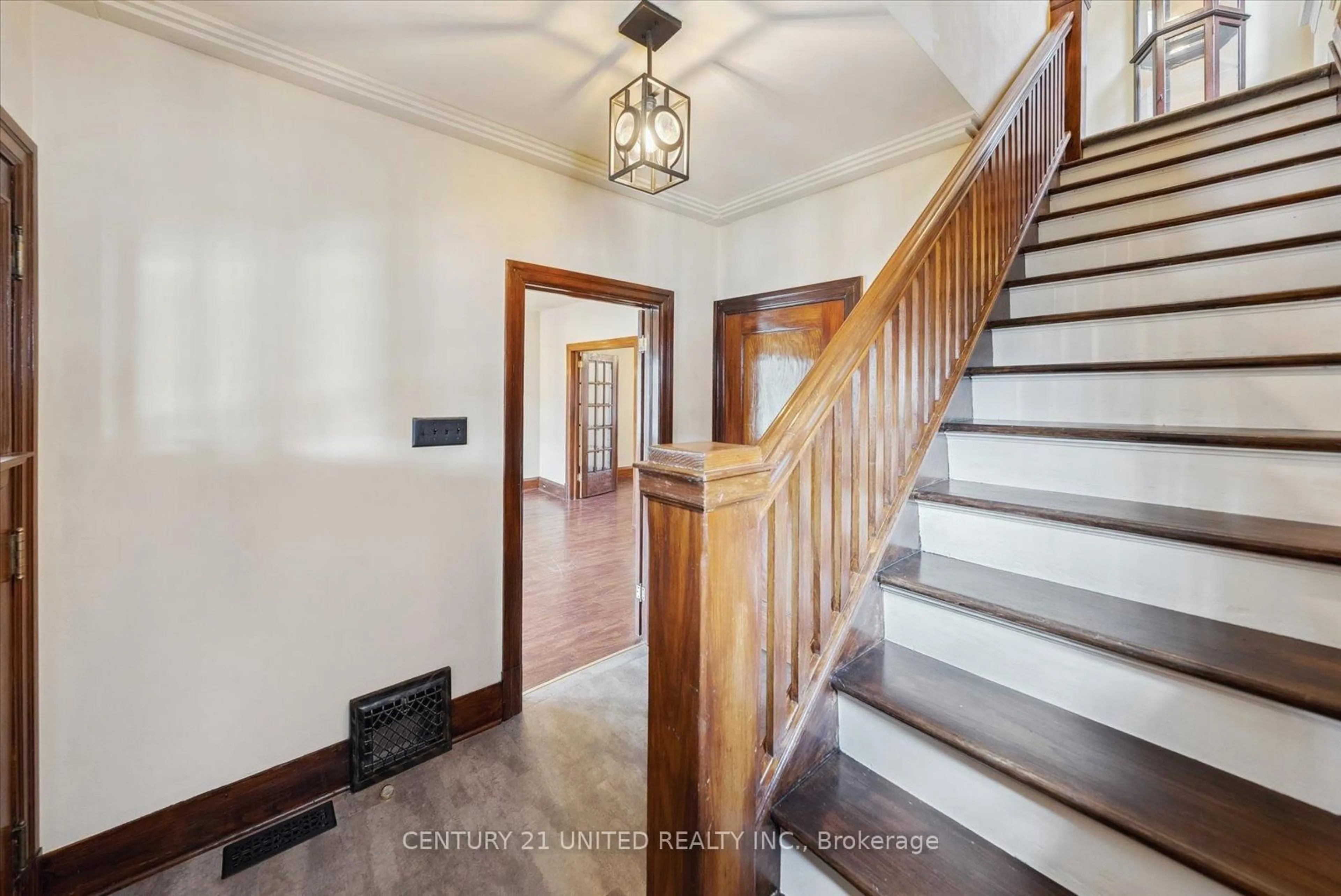 Indoor foyer for 486 George St, Peterborough Central Ontario K9J 3E5
