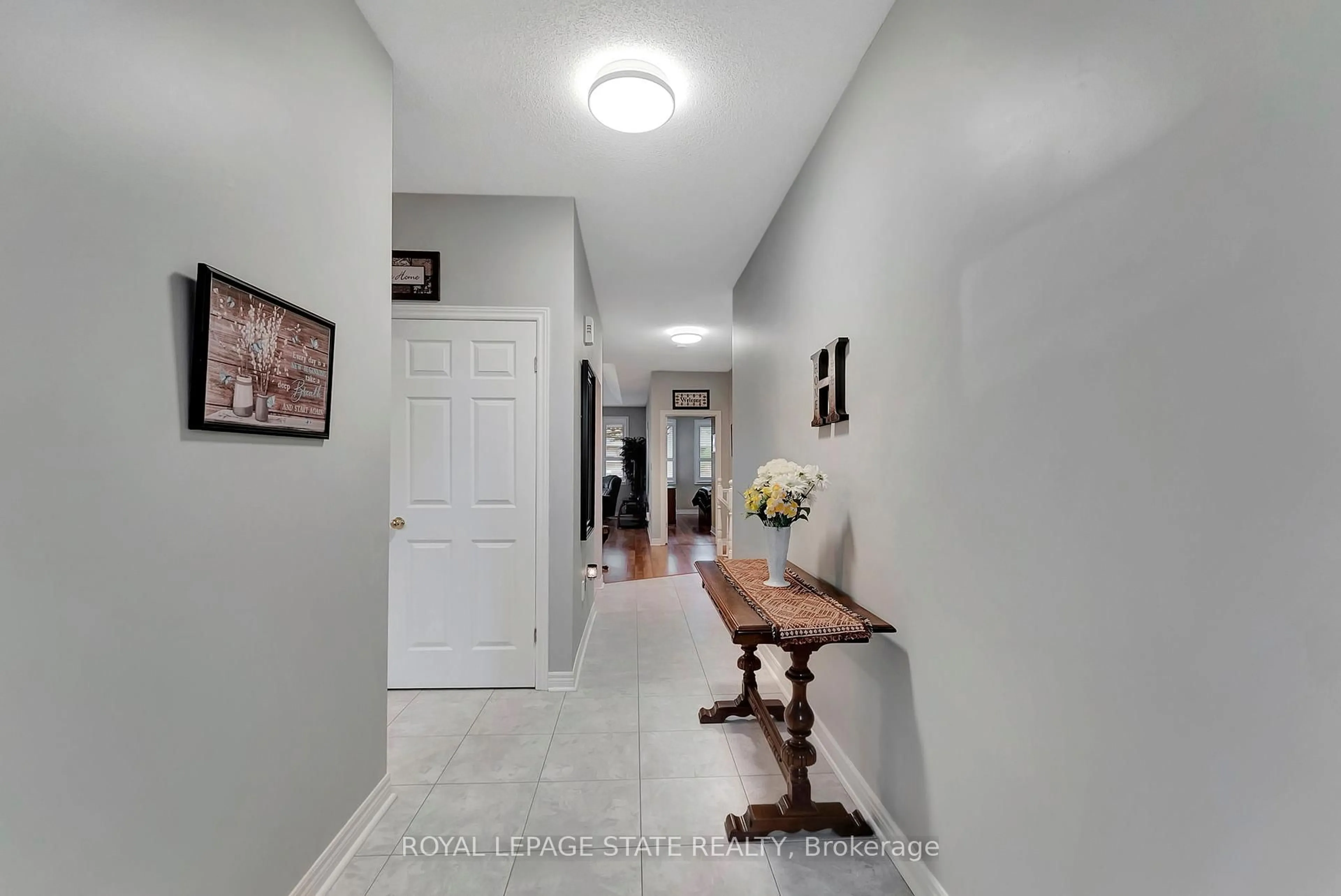 Indoor entryway for 94 Sandollar Dr, Hamilton Ontario L0R 1W0