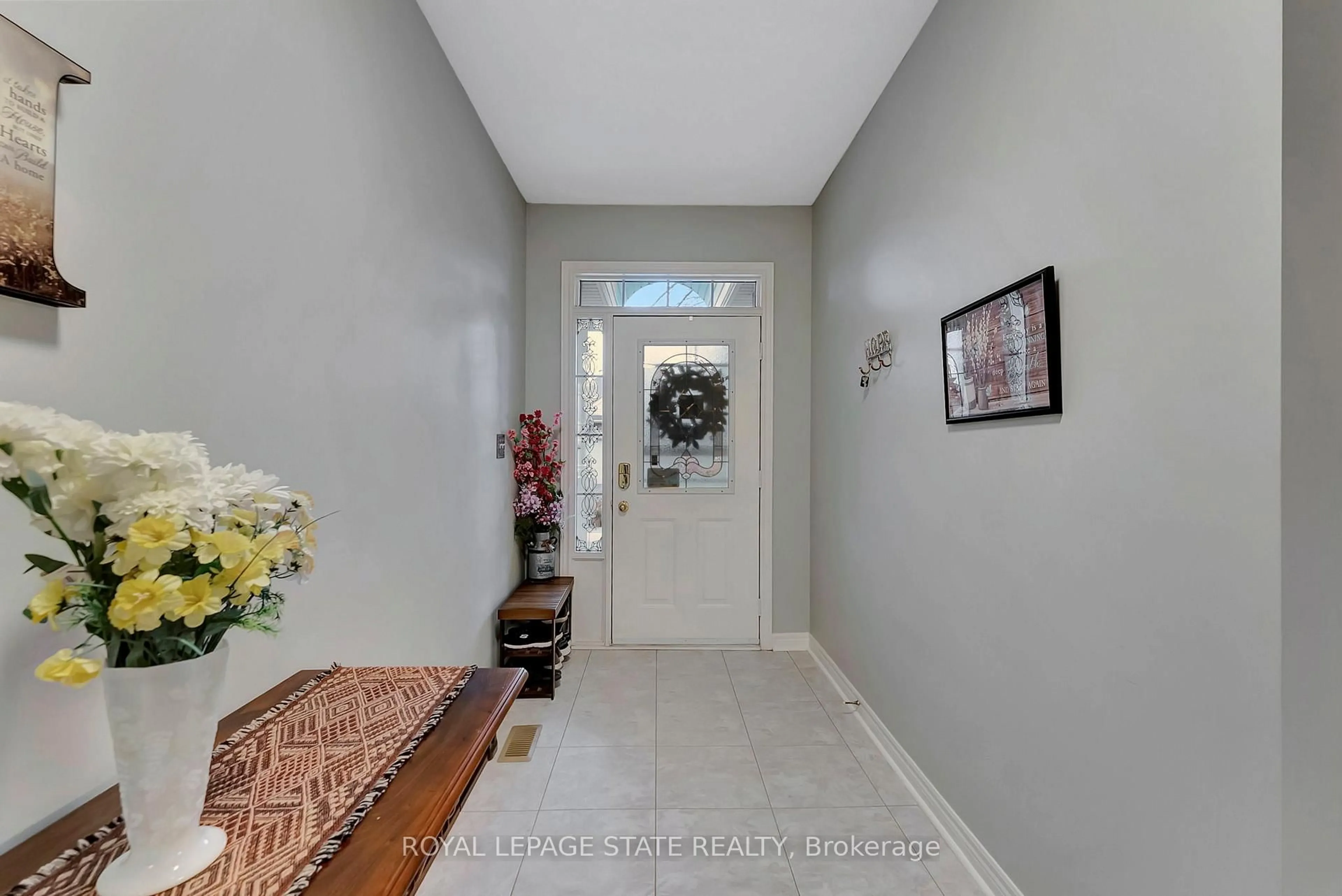 Indoor entryway for 94 Sandollar Dr, Hamilton Ontario L0R 1W0