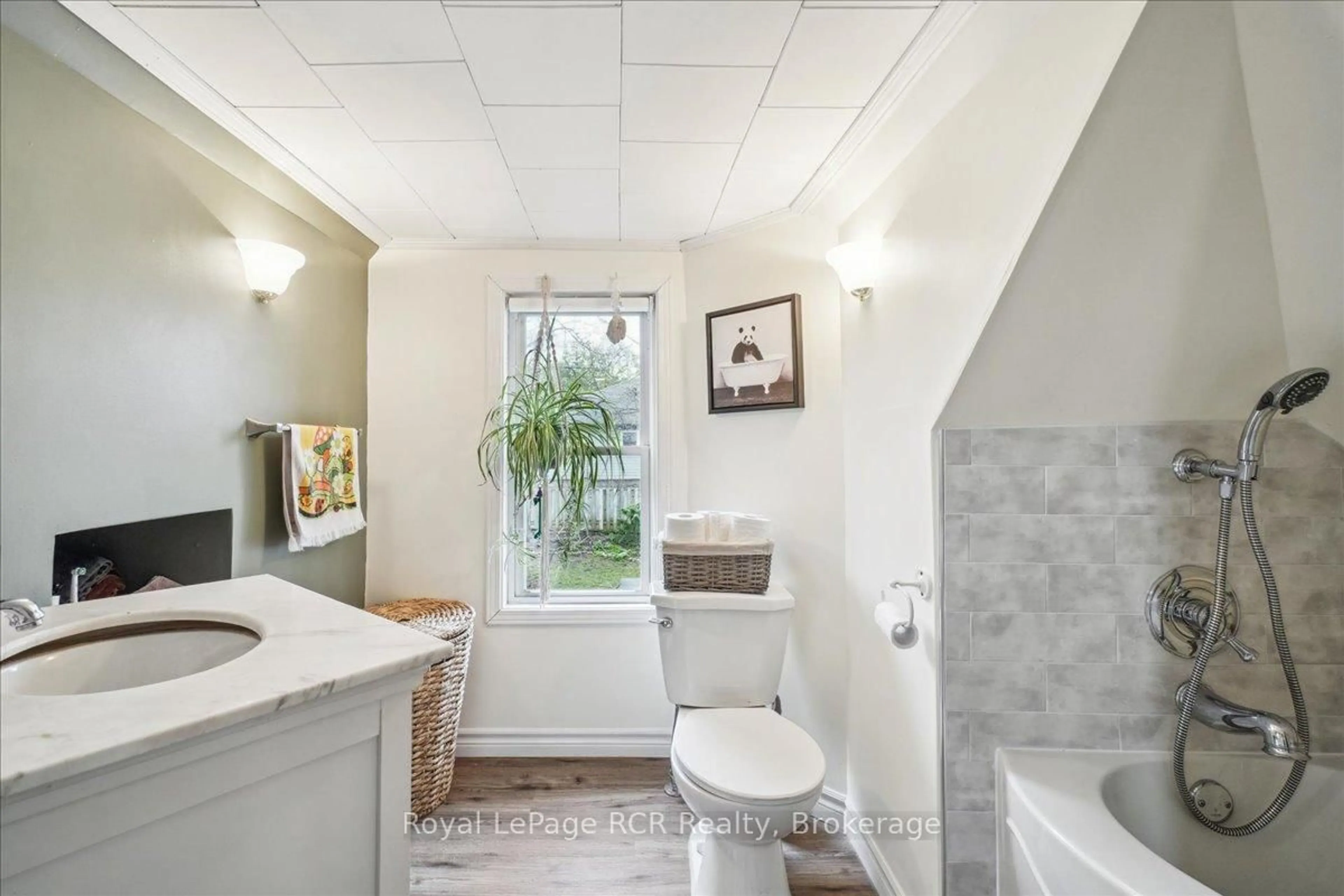 Standard bathroom, ceramic/tile floor for 755 7th Ave, Owen Sound Ontario N4K 2Y2