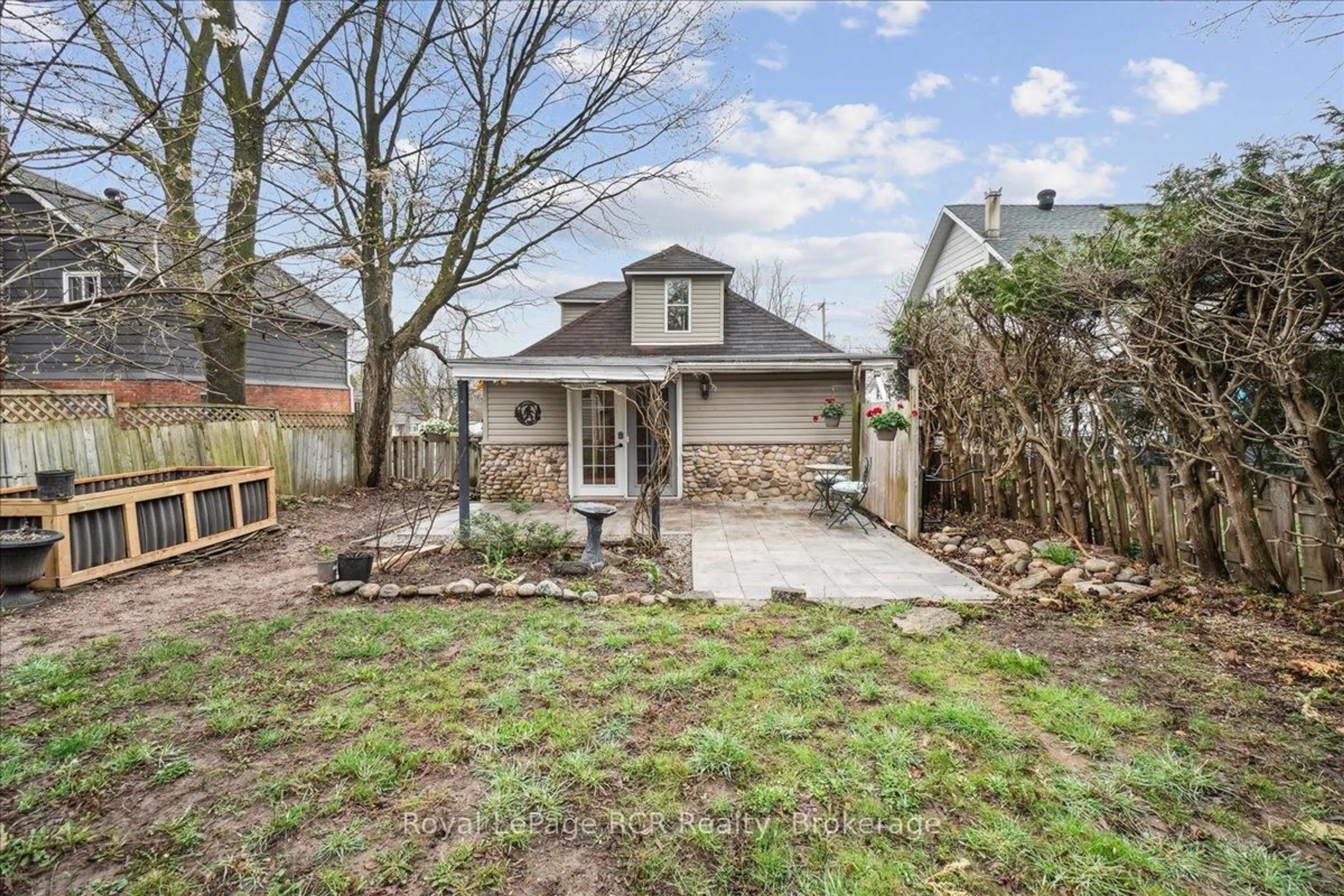 A pic from outside/outdoor area/front of a property/back of a property/a pic from drone, street for 755 7th Ave, Owen Sound Ontario N4K 2Y2