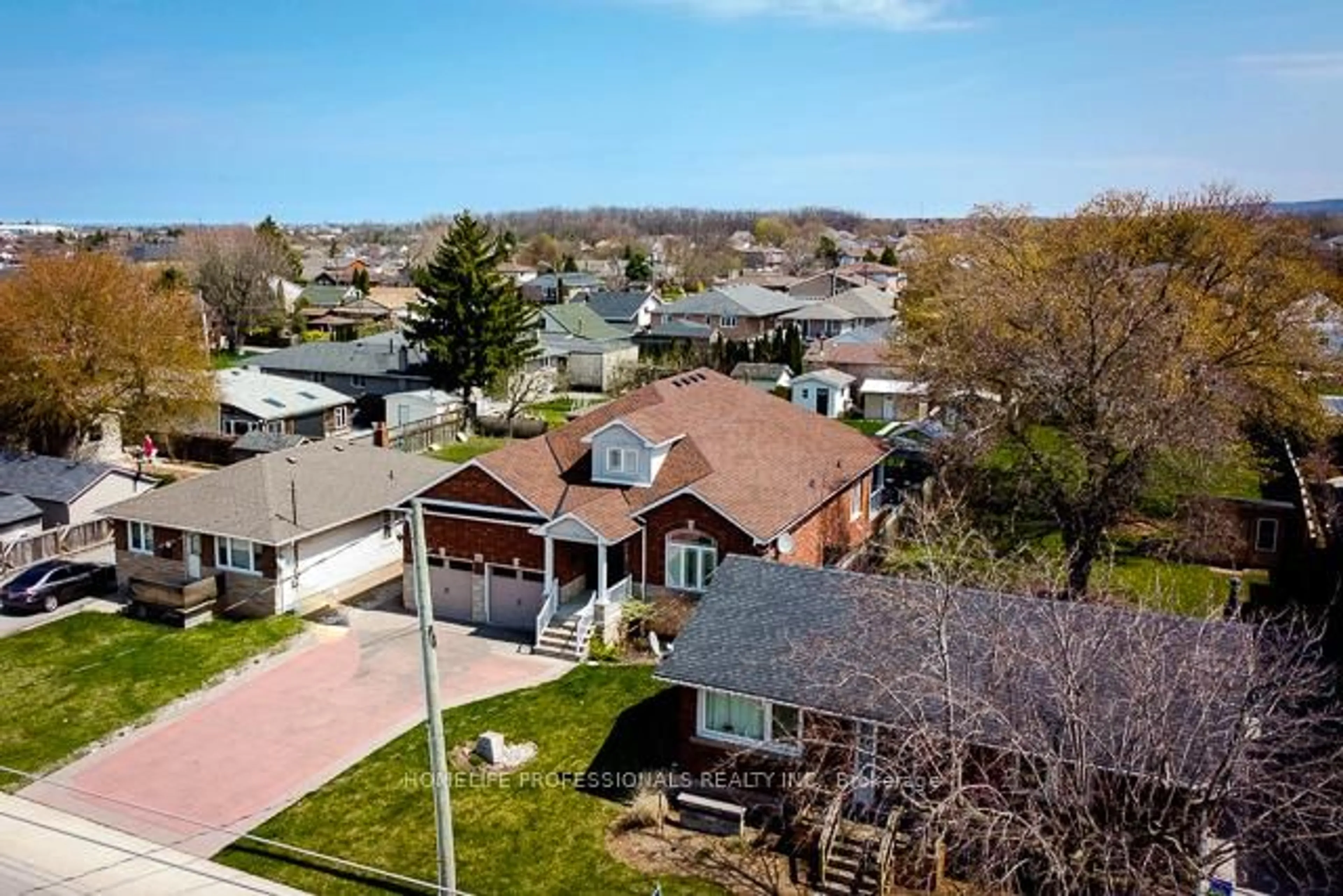 A pic from outside/outdoor area/front of a property/back of a property/a pic from drone, street for 214 Millen Rd, Hamilton Ontario L8E 2G7