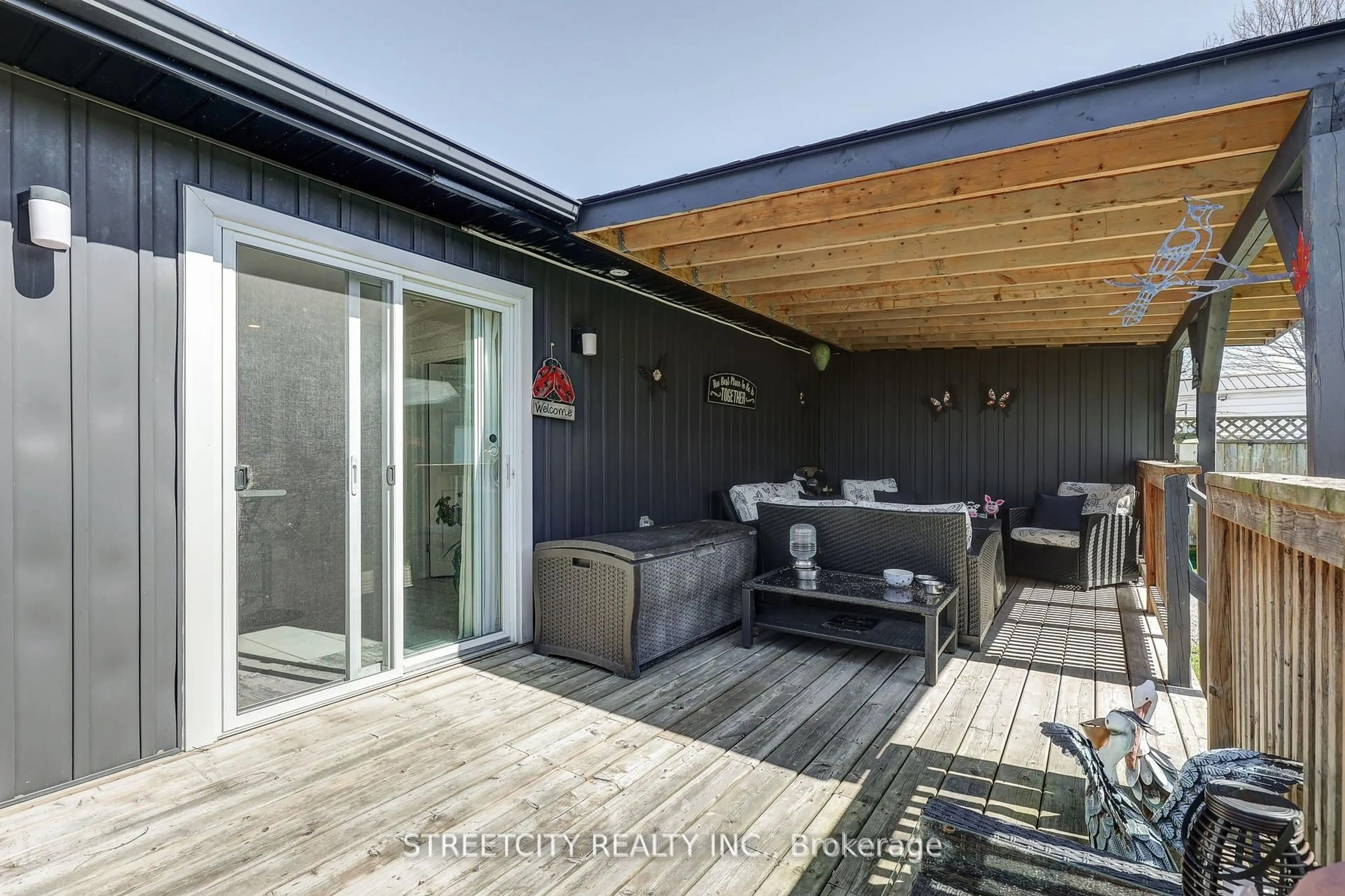 Patio, street for 236 Marsh Line, Dutton/Dunwich Ontario N0L 1J0