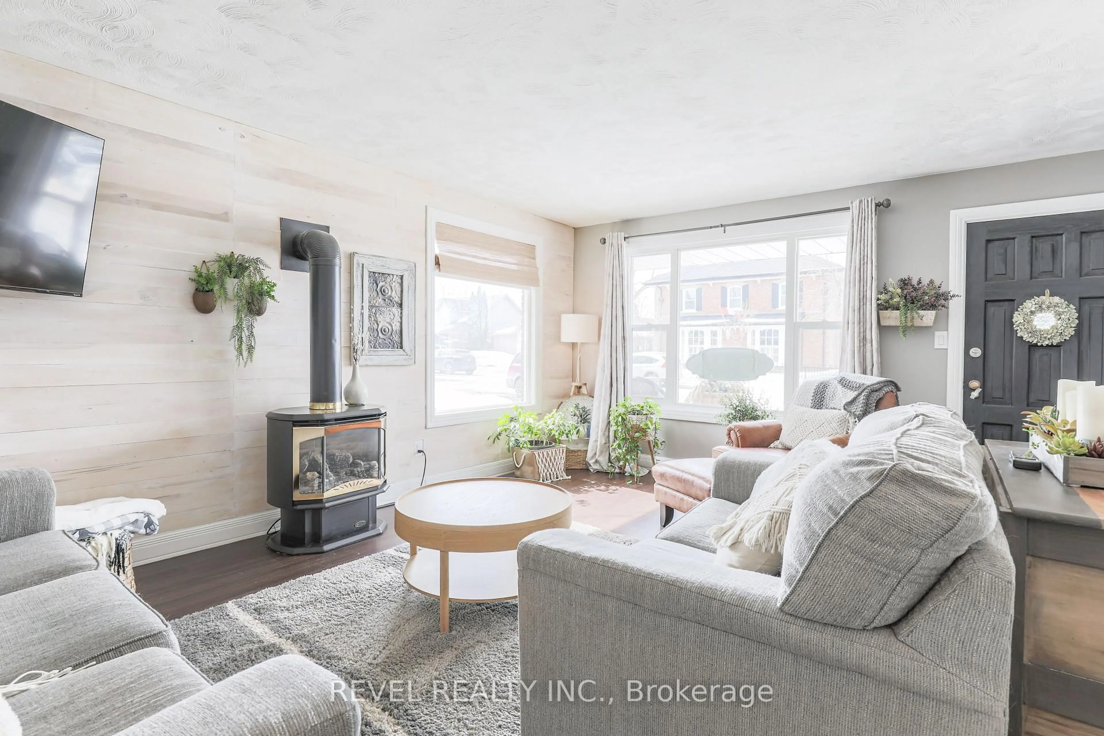Living room with furniture, unknown for 34 William St, Kawartha Lakes Ontario K0M 1A0