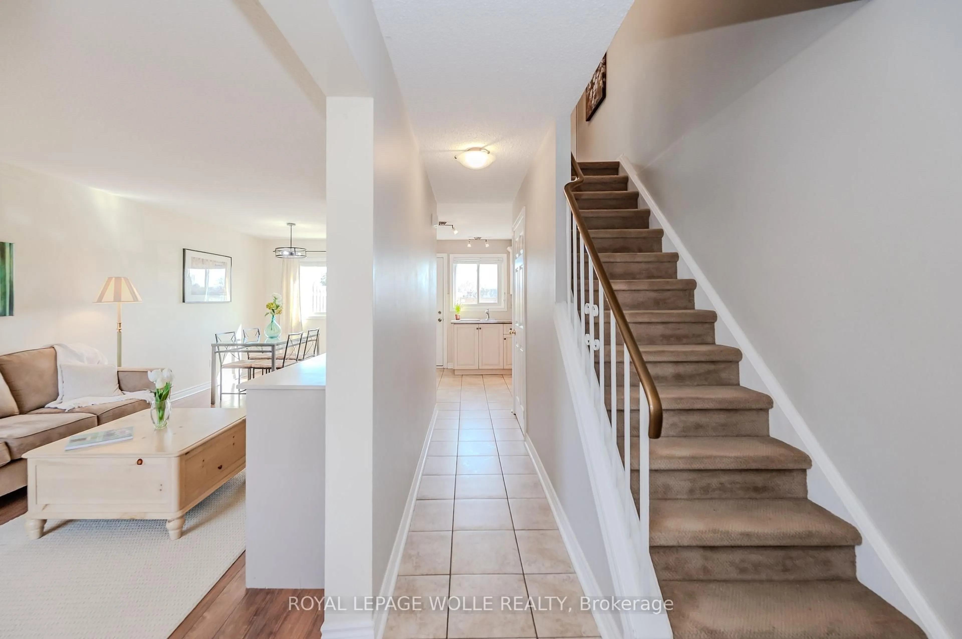Indoor entryway for 25 Upper Canada Dr #33, Kitchener Ontario N2P 1G2