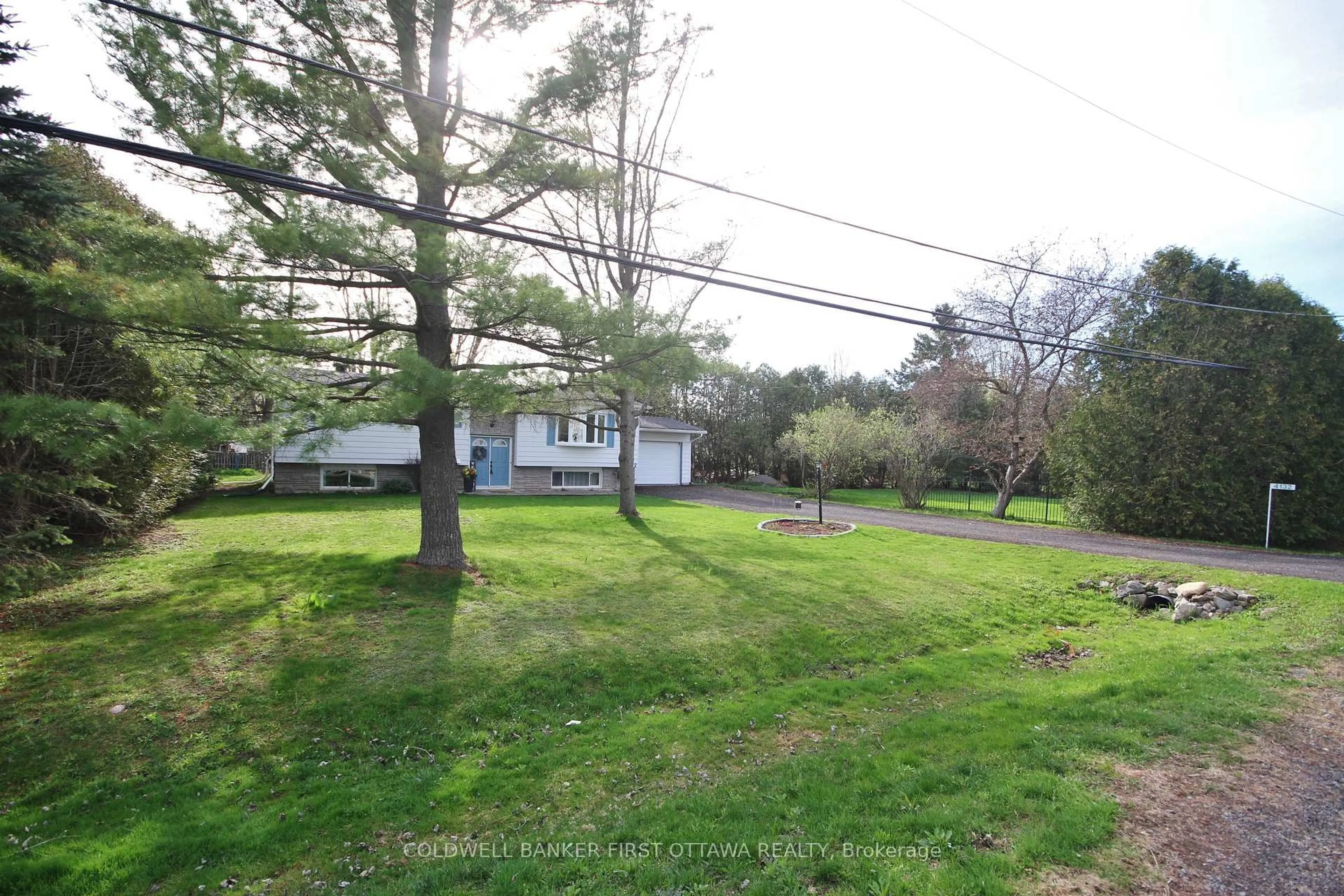 A pic from outside/outdoor area/front of a property/back of a property/a pic from drone, unknown for 4132 Broadway St, Vernon Ontario K0A 3J0