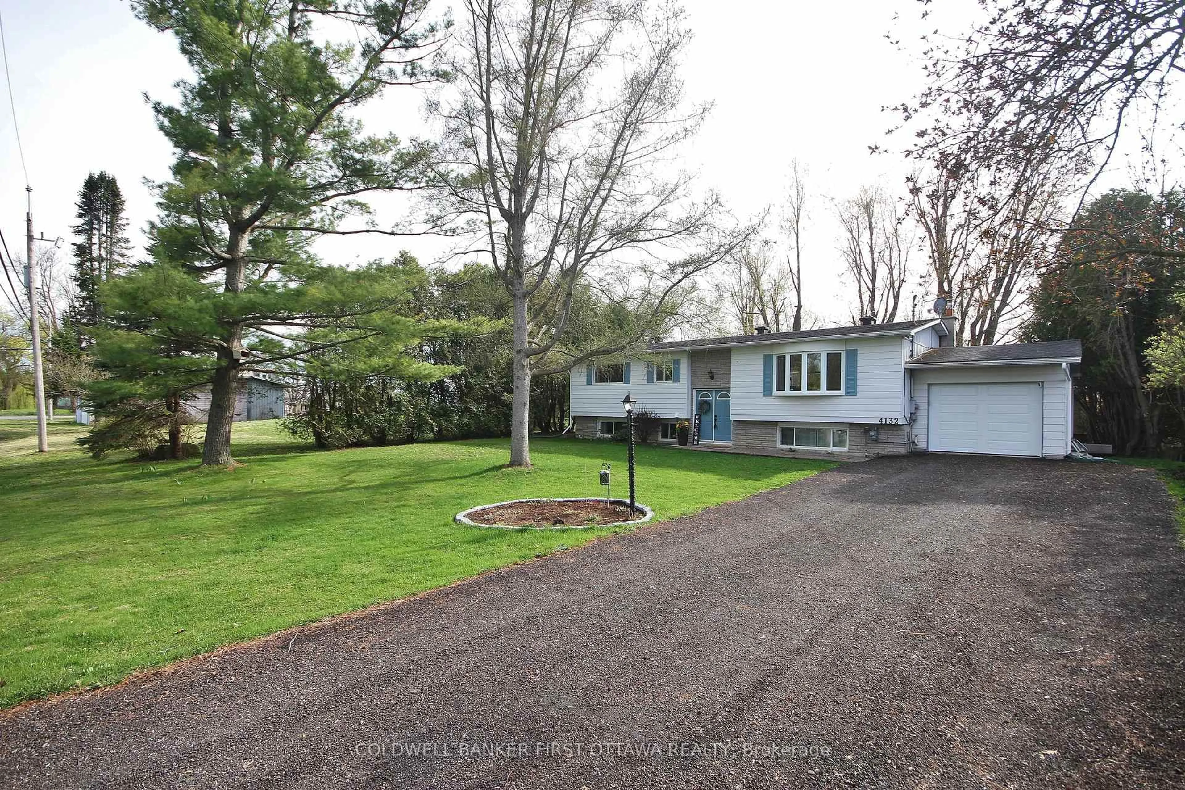 A pic from outside/outdoor area/front of a property/back of a property/a pic from drone, street for 4132 Broadway St, Vernon Ontario K0A 3J0