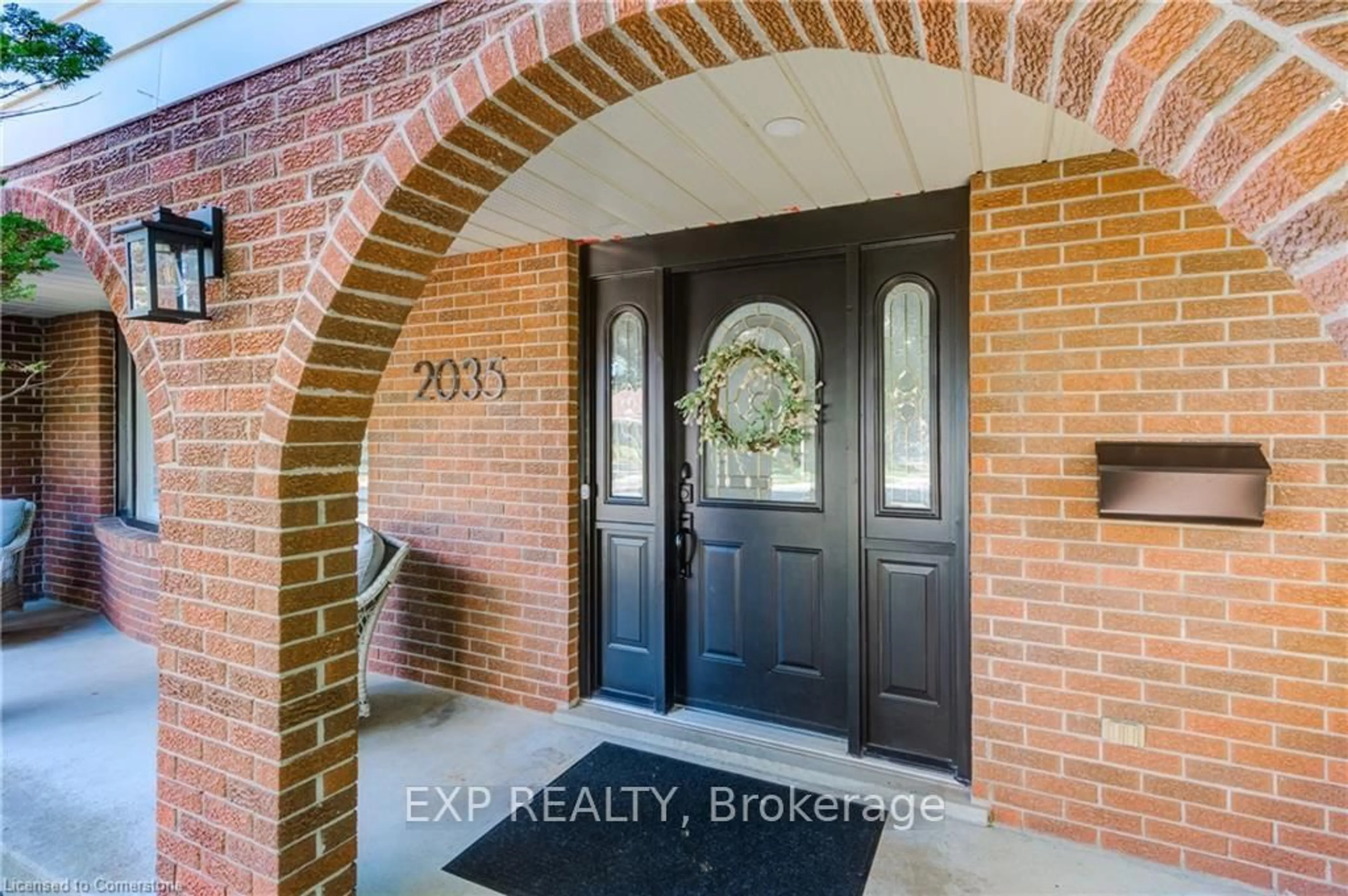 Indoor entryway for 2035 Old Mill Rd, Kitchener Ontario N2P 1E4