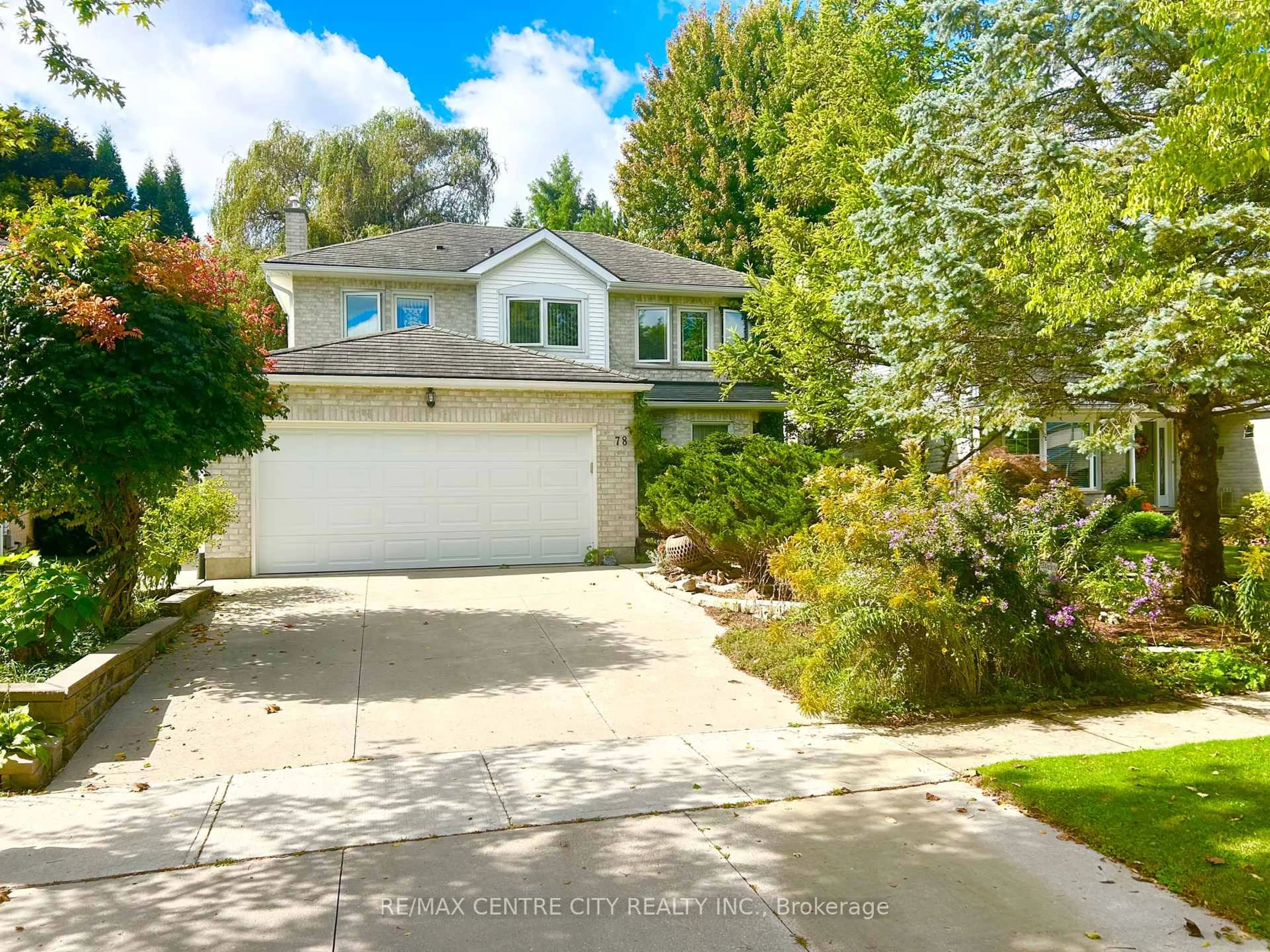 A pic from outside/outdoor area/front of a property/back of a property/a pic from drone, street for 78 Colonial Cres, London North Ontario N6H 4X4