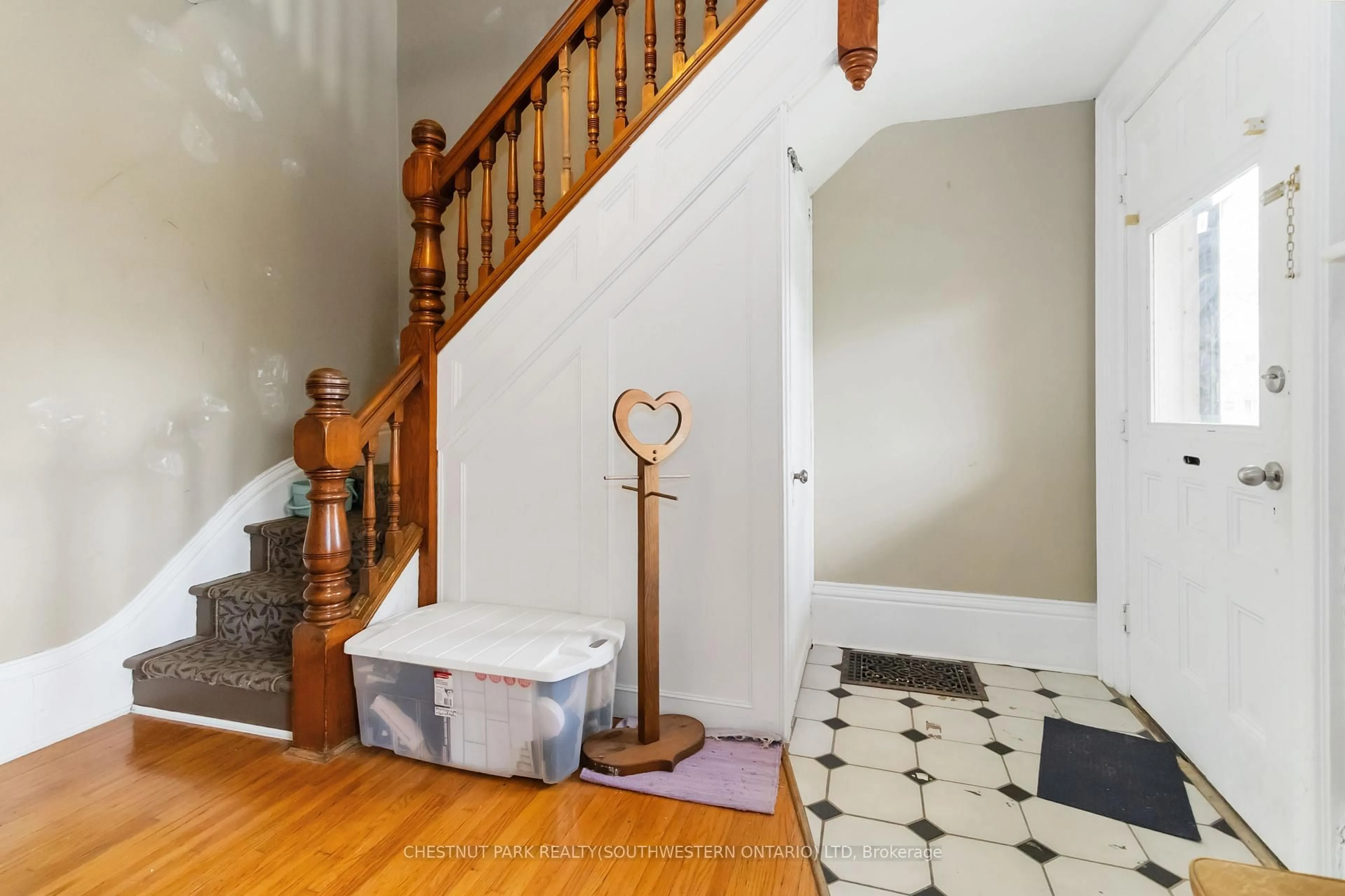 Indoor foyer for 13 Sarah St, Brantford Ontario N3S 2Z5